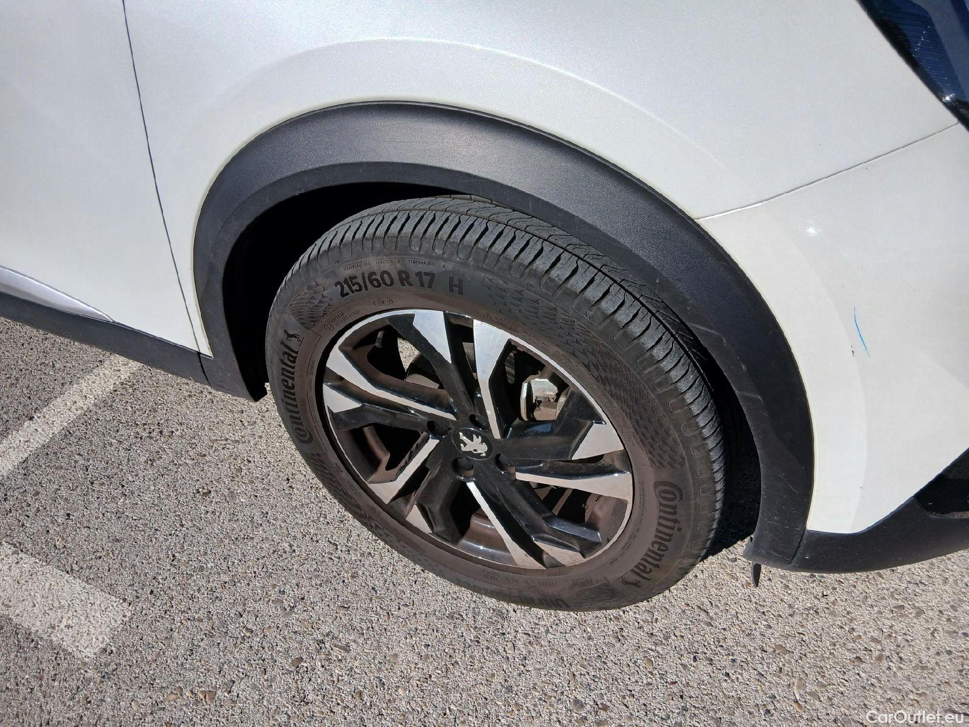  Peugeot  2008 PEUGEOT  / 2019 / 5P / todoterreno GT Line Puretech 130 S&S EAT8 #36