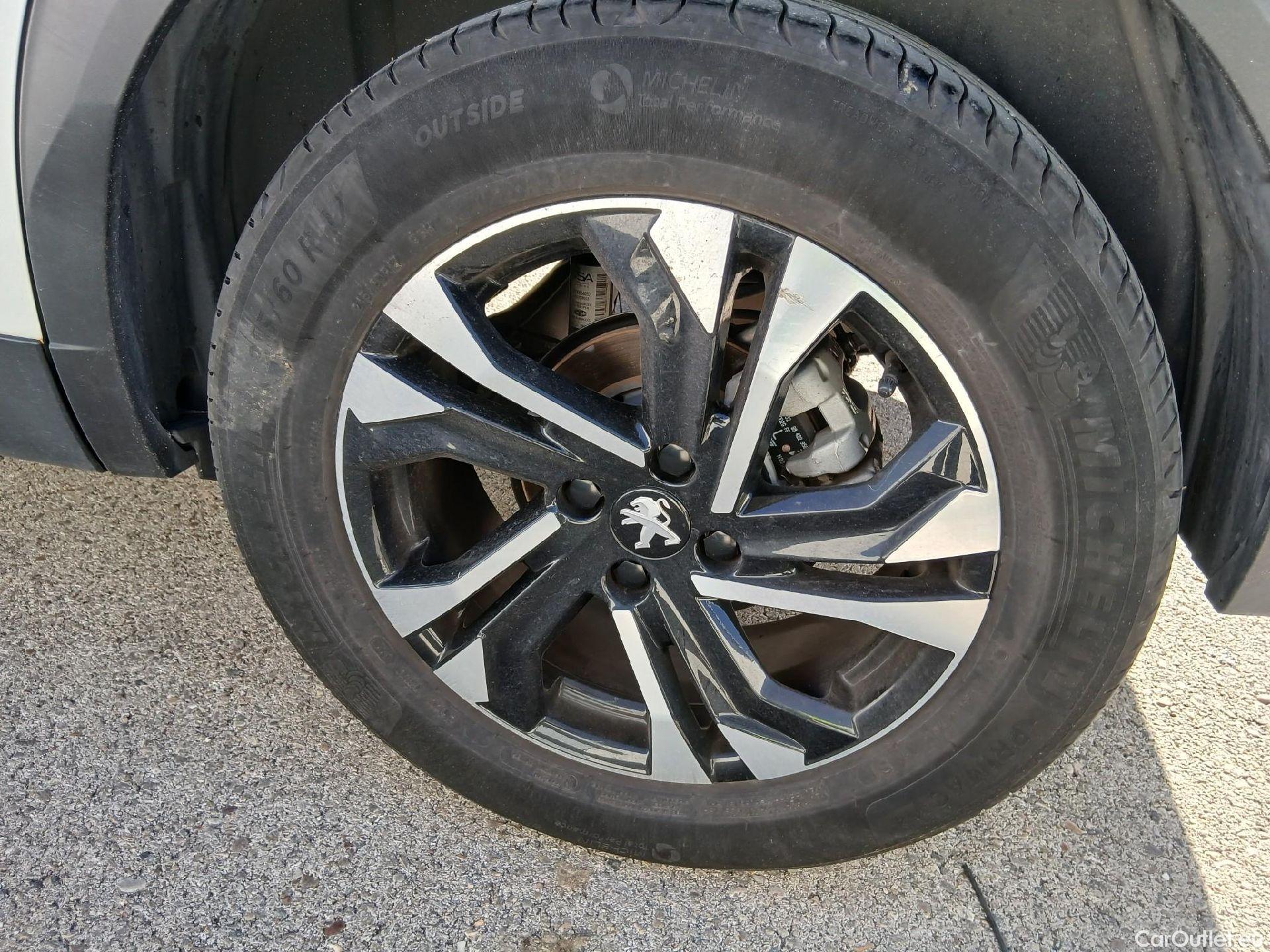  Peugeot  2008 PEUGEOT  / 2019 / 5P / todoterreno GT Line Puretech 130 S&S EAT8 #17