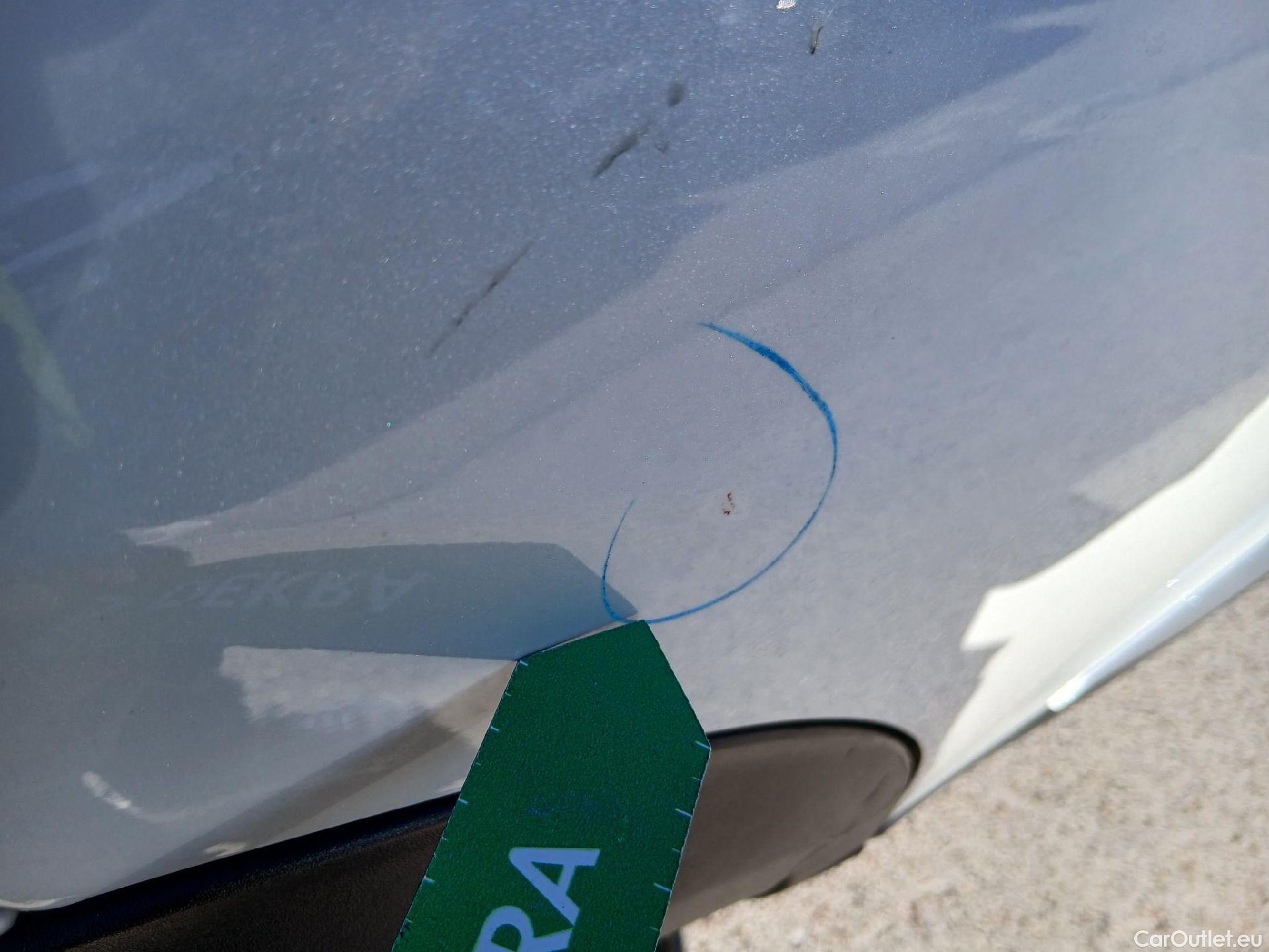  Peugeot  2008 PEUGEOT  / 2019 / 5P / todoterreno GT Line Puretech 130 S&S EAT8 #32