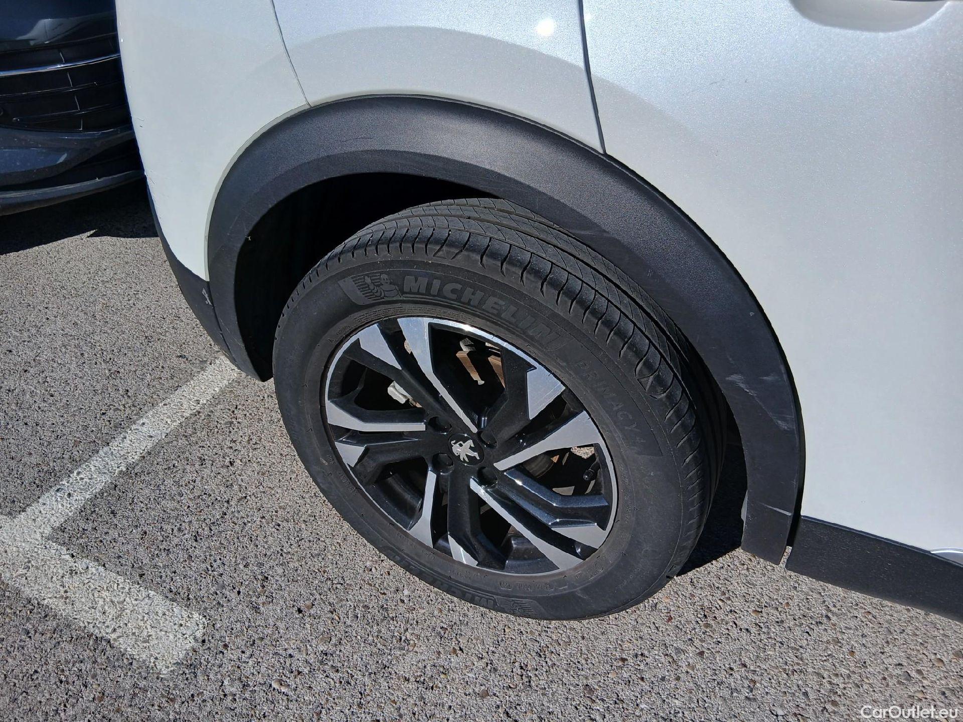  Peugeot  2008 PEUGEOT  / 2019 / 5P / todoterreno GT Line Puretech 130 S&S EAT8 #29