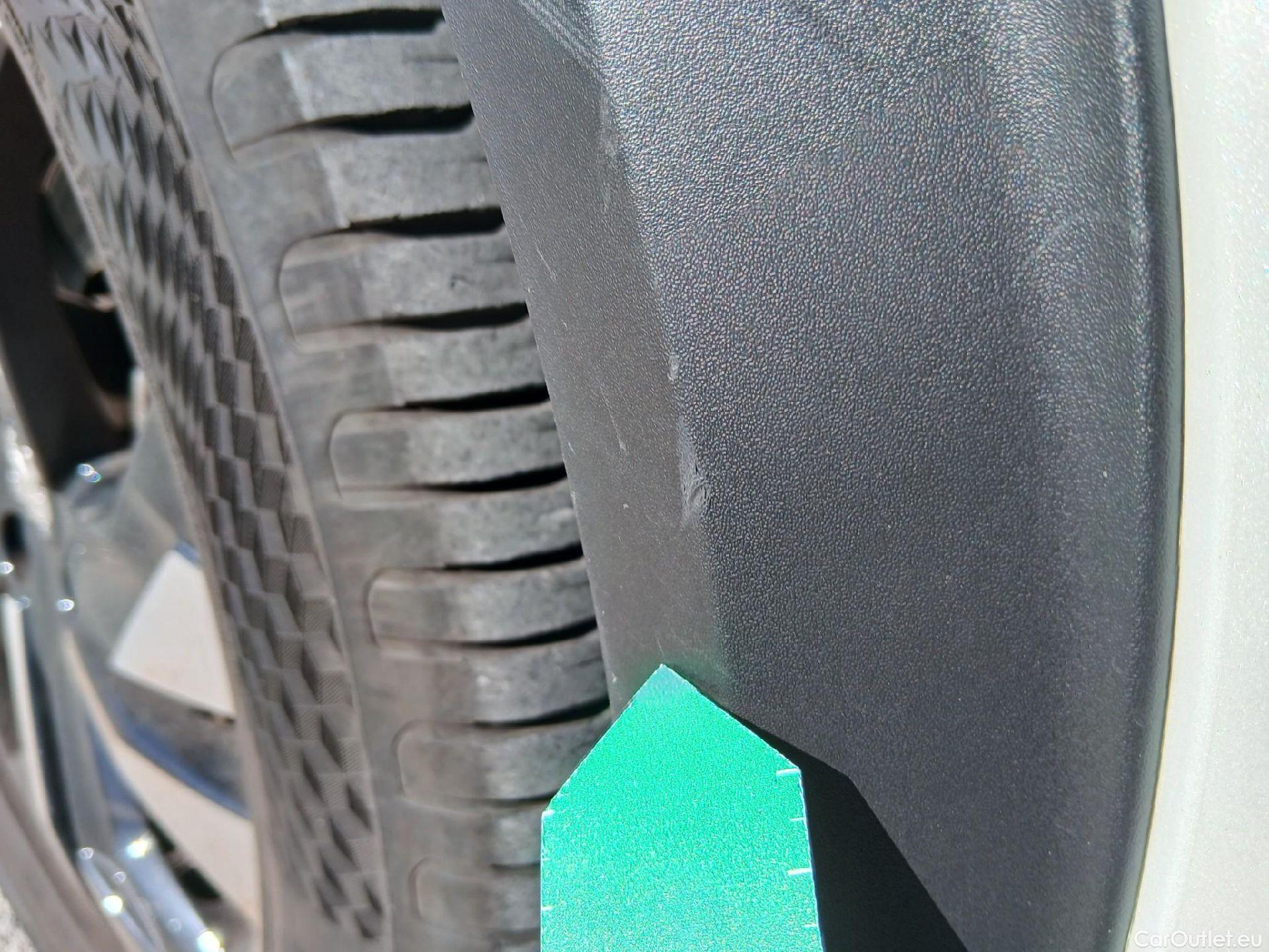  Peugeot  2008 PEUGEOT  / 2019 / 5P / todoterreno GT Line Puretech 130 S&S EAT8 #35