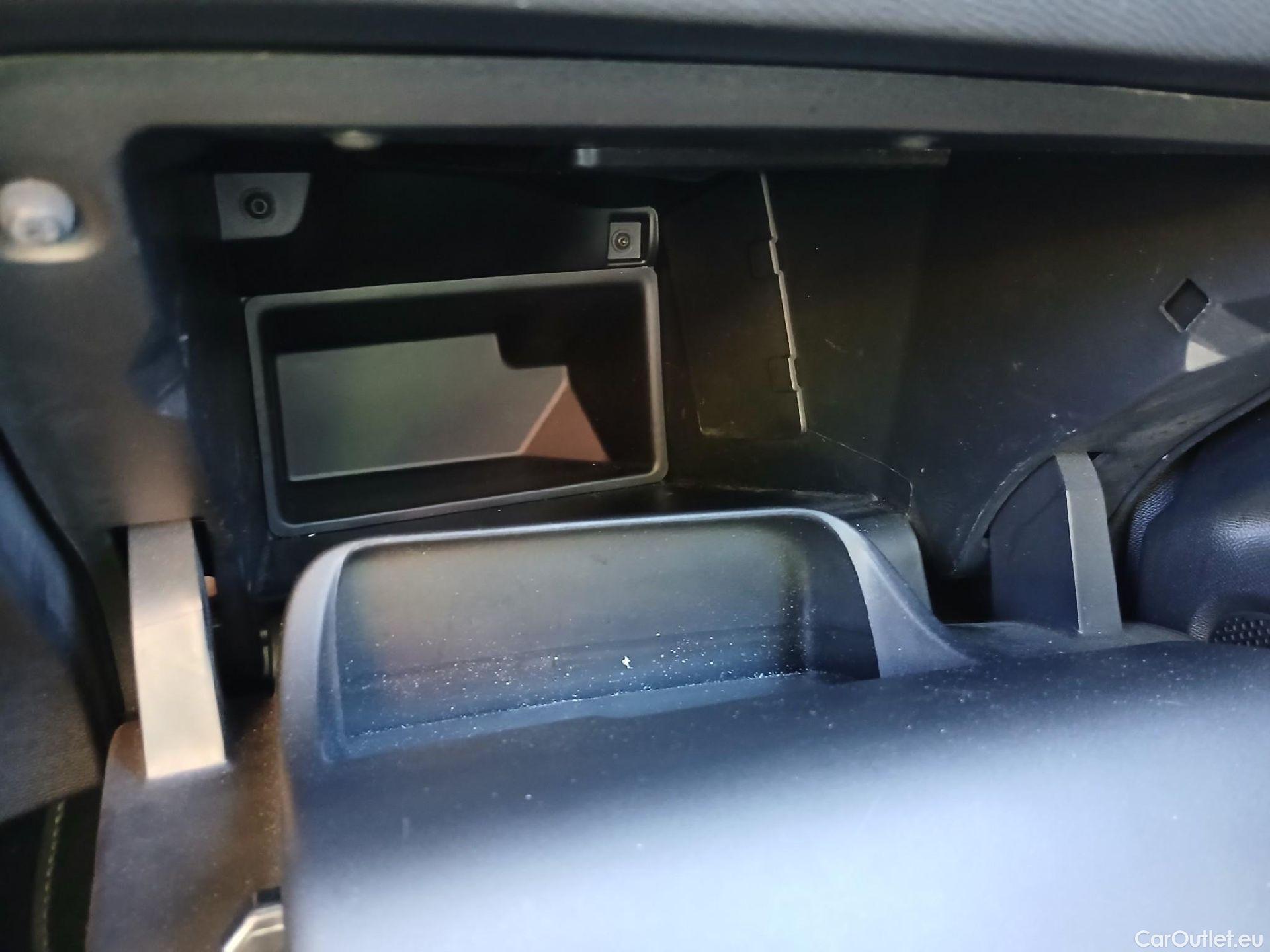  Peugeot  2008 PEUGEOT  / 2019 / 5P / todoterreno GT Line Puretech 130 S&S EAT8 #1