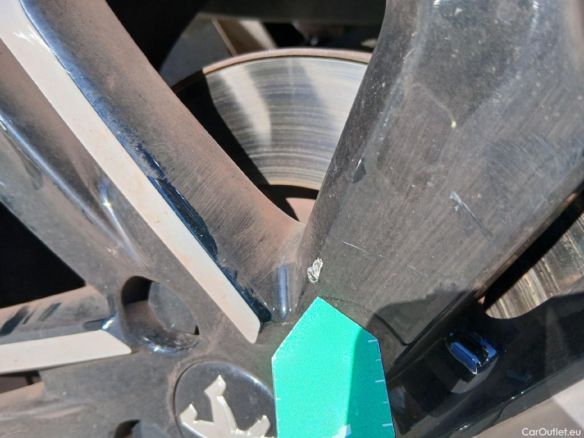  Peugeot  2008 PEUGEOT  / 2019 / 5P / todoterreno GT Line Puretech 130 S&S EAT8 #33