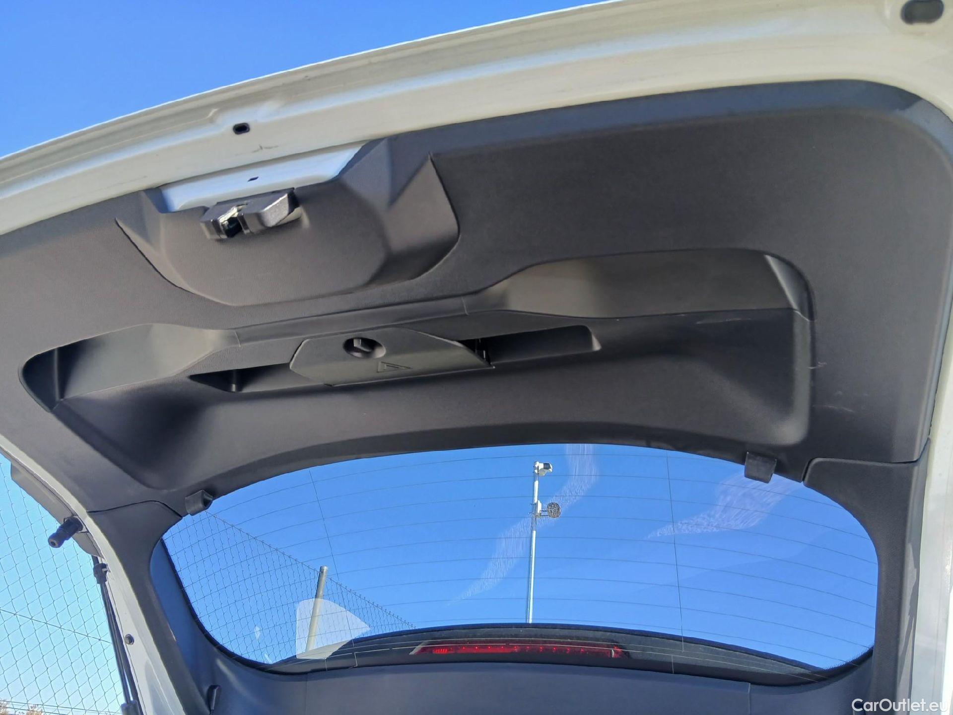  Peugeot  2008 PEUGEOT  / 2019 / 5P / todoterreno GT Line Puretech 130 S&S EAT8 #24