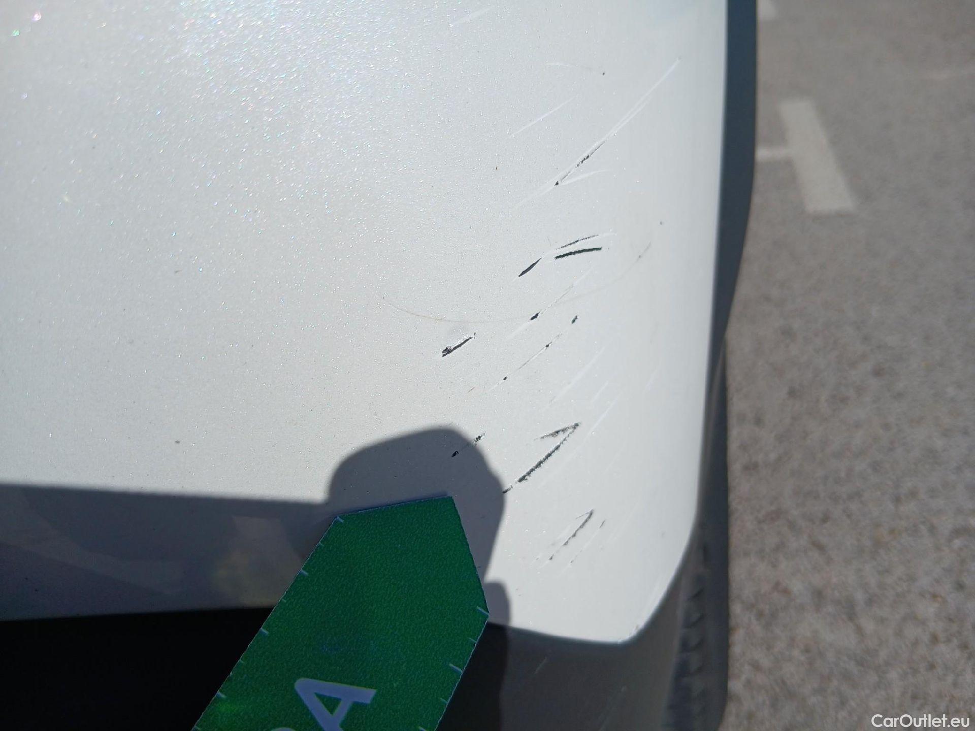  Peugeot  2008 PEUGEOT  / 2019 / 5P / todoterreno GT Line Puretech 130 S&S EAT8 #28