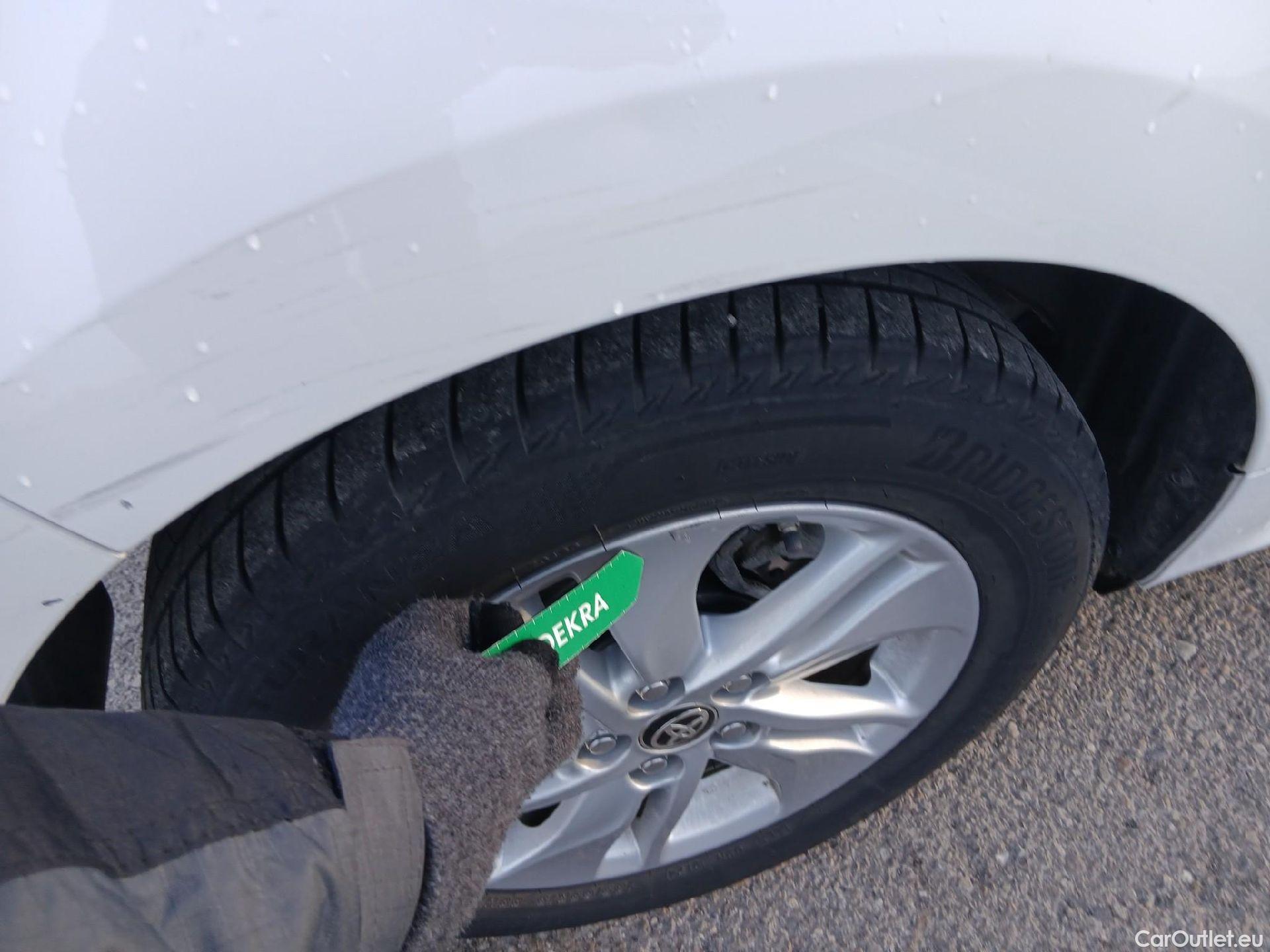  Toyota  Yaris TOYOTA  / 2020 / 5P / berlina con portón 1.5 120H Business Plus #19