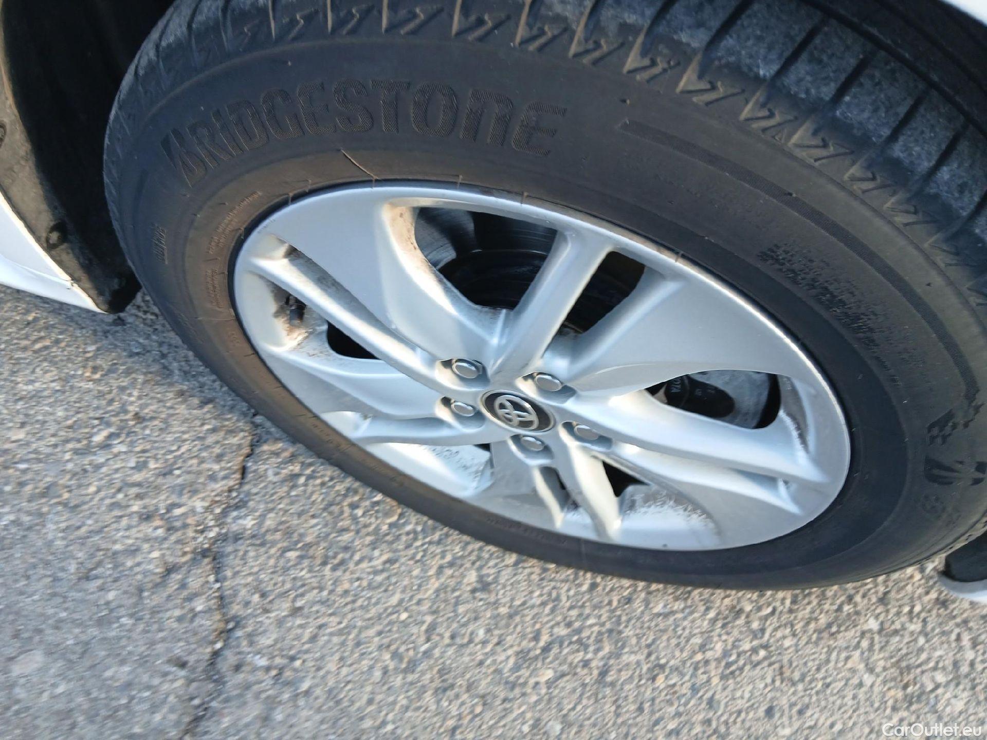  Toyota  Yaris TOYOTA  / 2020 / 5P / berlina con portón 1.5 120H Business Plus #29