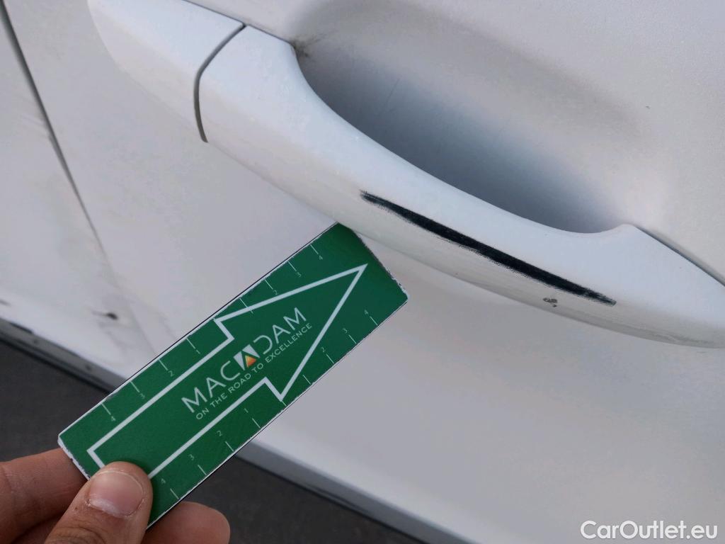  Peugeot  2008 PEUGEOT  / 2019 / 5P / todoterreno Allure Pack Puretech 130 S&S EAT8 (AC) #27