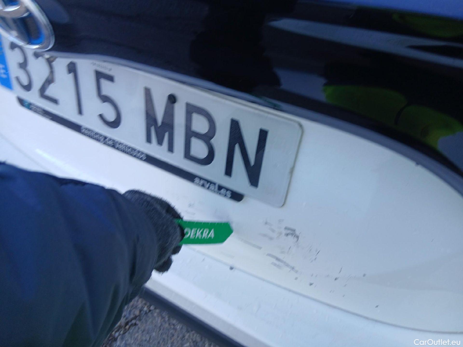  Toyota  Yaris TOYOTA  / 2020 / 5P / berlina con portón 1.5 120H Business Plus #18