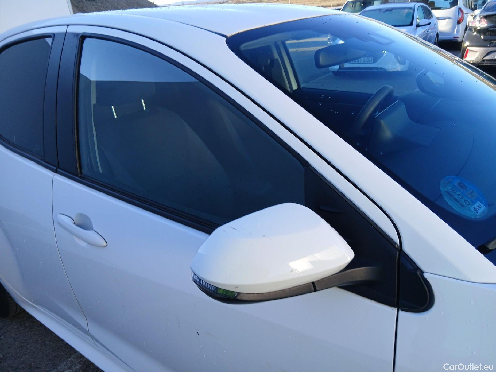  Toyota  Yaris TOYOTA  / 2020 / 5P / berlina con portón 1.5 120H Business Plus #27