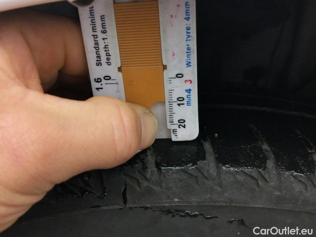  Toyota  Yaris TOYOTA  / 2017 / 5P / berlina con portón 1.5 100H Active #12