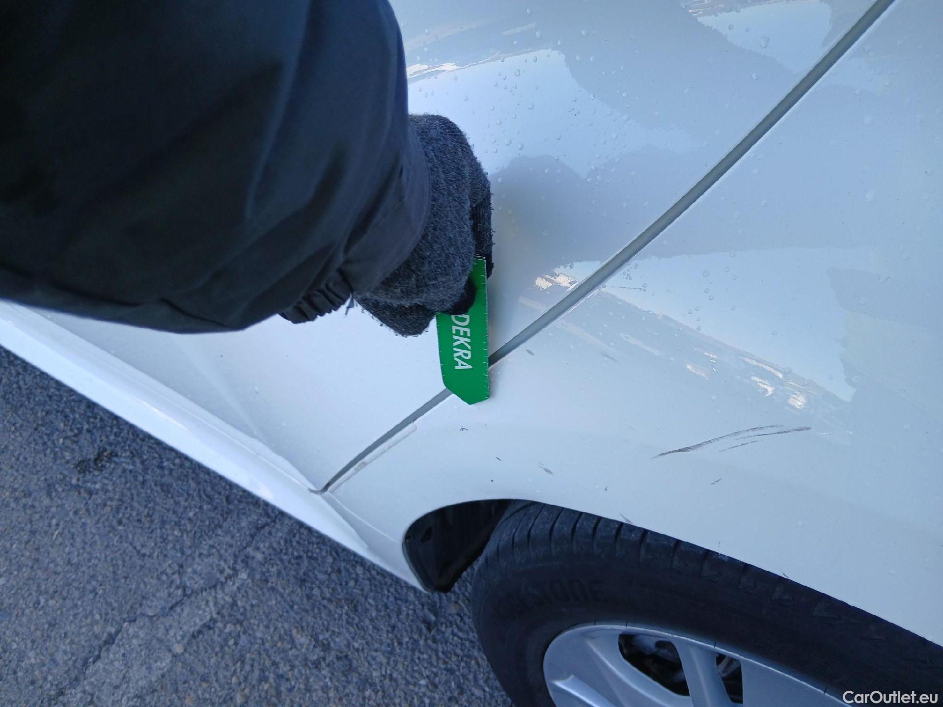  Toyota  Yaris TOYOTA  / 2020 / 5P / berlina con portón 1.5 120H Business Plus #14