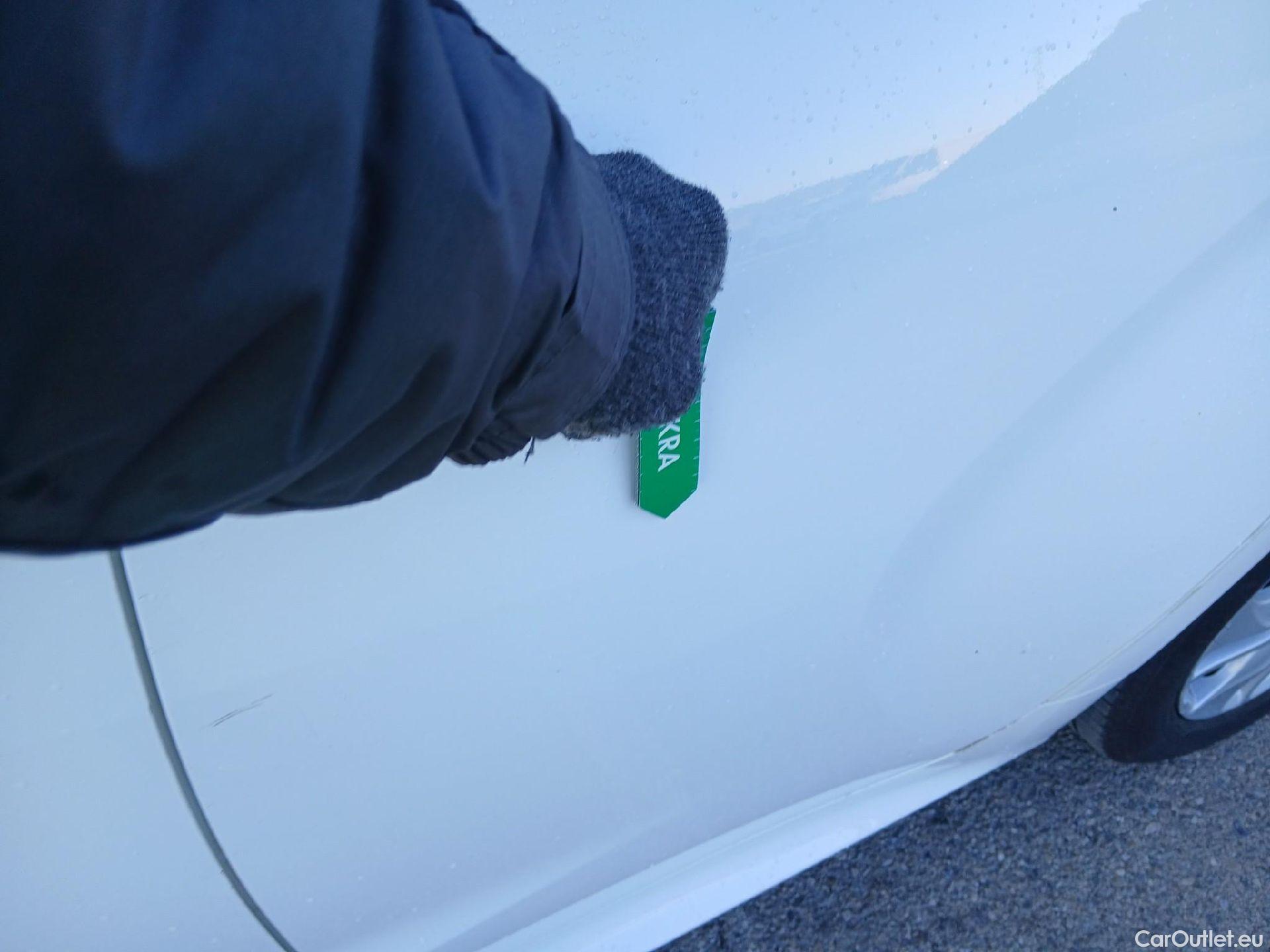  Toyota  Yaris TOYOTA  / 2020 / 5P / berlina con portón 1.5 120H Business Plus #11