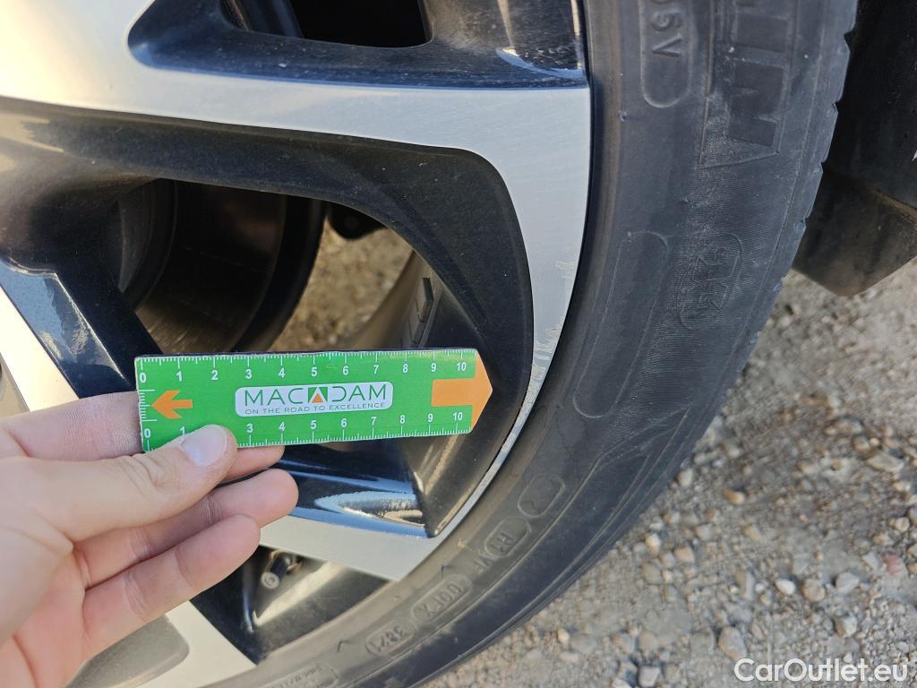  Toyota  C-HR TOYOTA  / 2019 / 5P / todoterreno 2.0 180H Advance #2