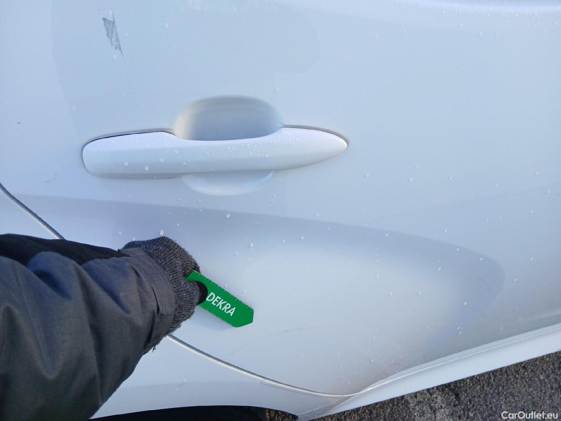  Toyota  Yaris TOYOTA  / 2020 / 5P / berlina con portón 1.5 120H Business Plus #24