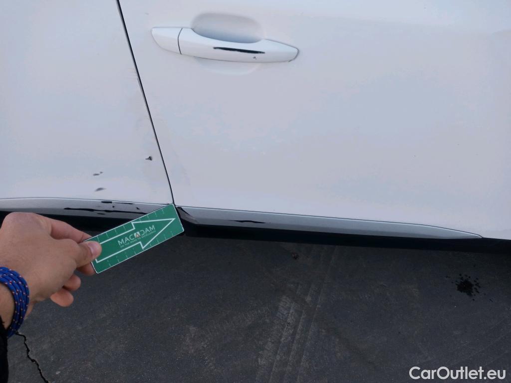  Peugeot  2008 PEUGEOT  / 2019 / 5P / todoterreno Allure Pack Puretech 130 S&S EAT8 (AC) #26