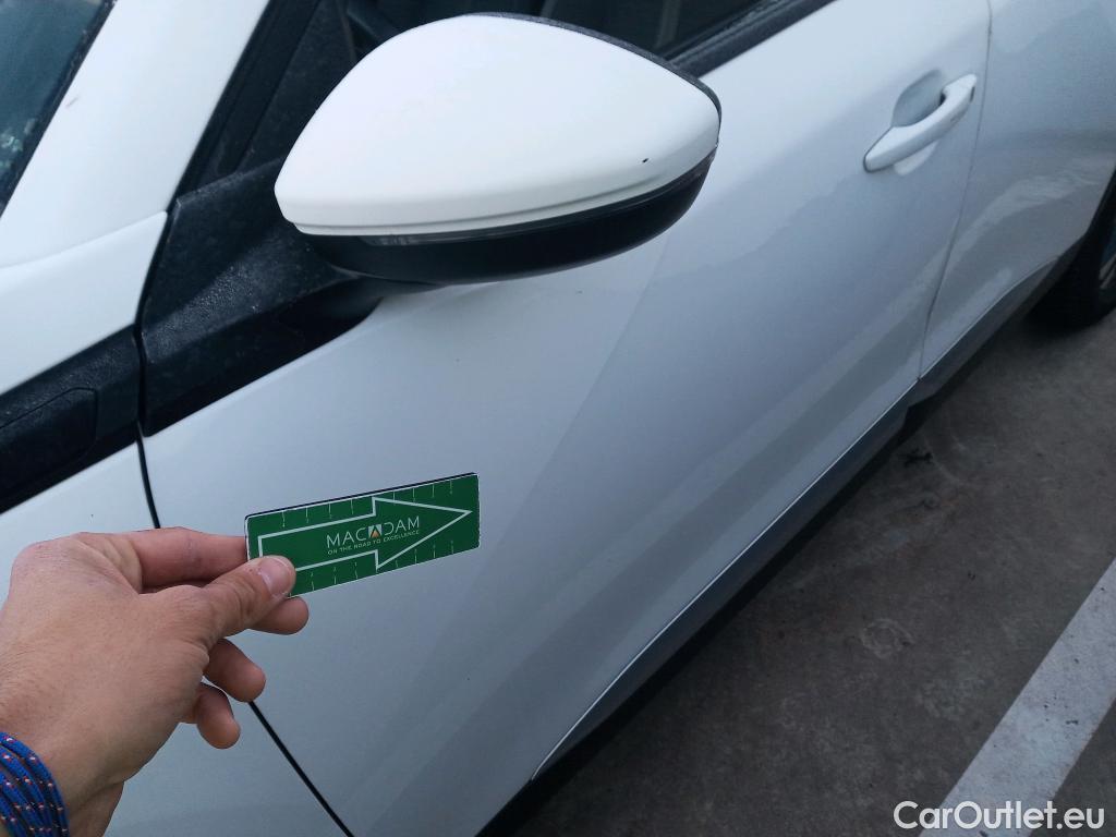  Peugeot  2008 PEUGEOT  / 2019 / 5P / todoterreno Allure Pack Puretech 130 S&S EAT8 (AC) #4