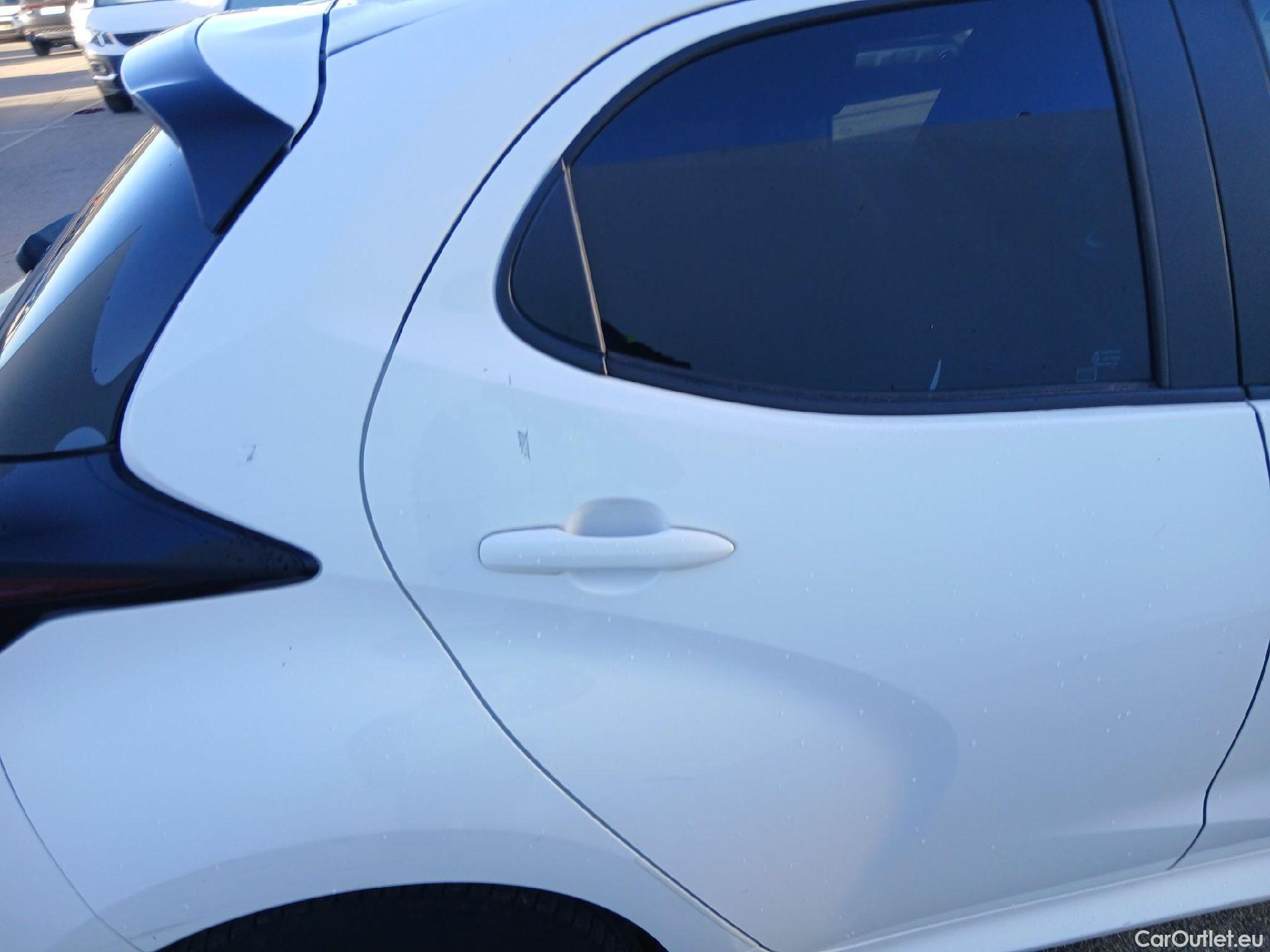  Toyota  Yaris TOYOTA  / 2020 / 5P / berlina con portón 1.5 120H Business Plus #23