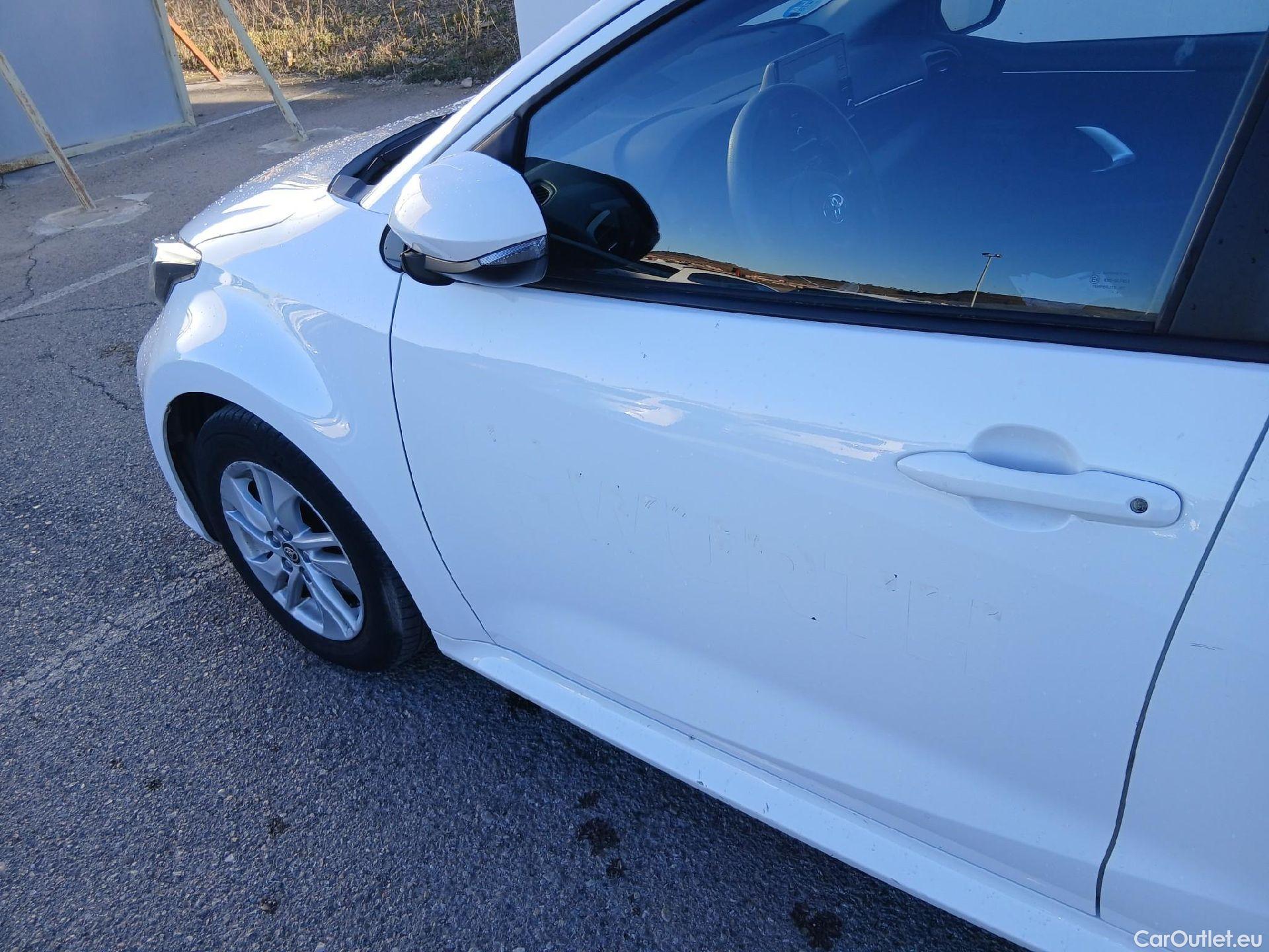  Toyota  Yaris TOYOTA  / 2020 / 5P / berlina con portón 1.5 120H Business Plus #8