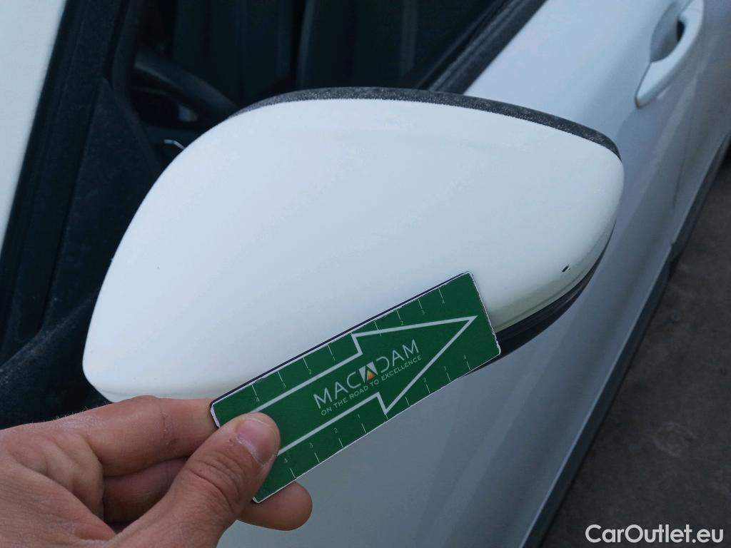  Peugeot  2008 PEUGEOT  / 2019 / 5P / todoterreno Allure Pack Puretech 130 S&S EAT8 (AC) #34