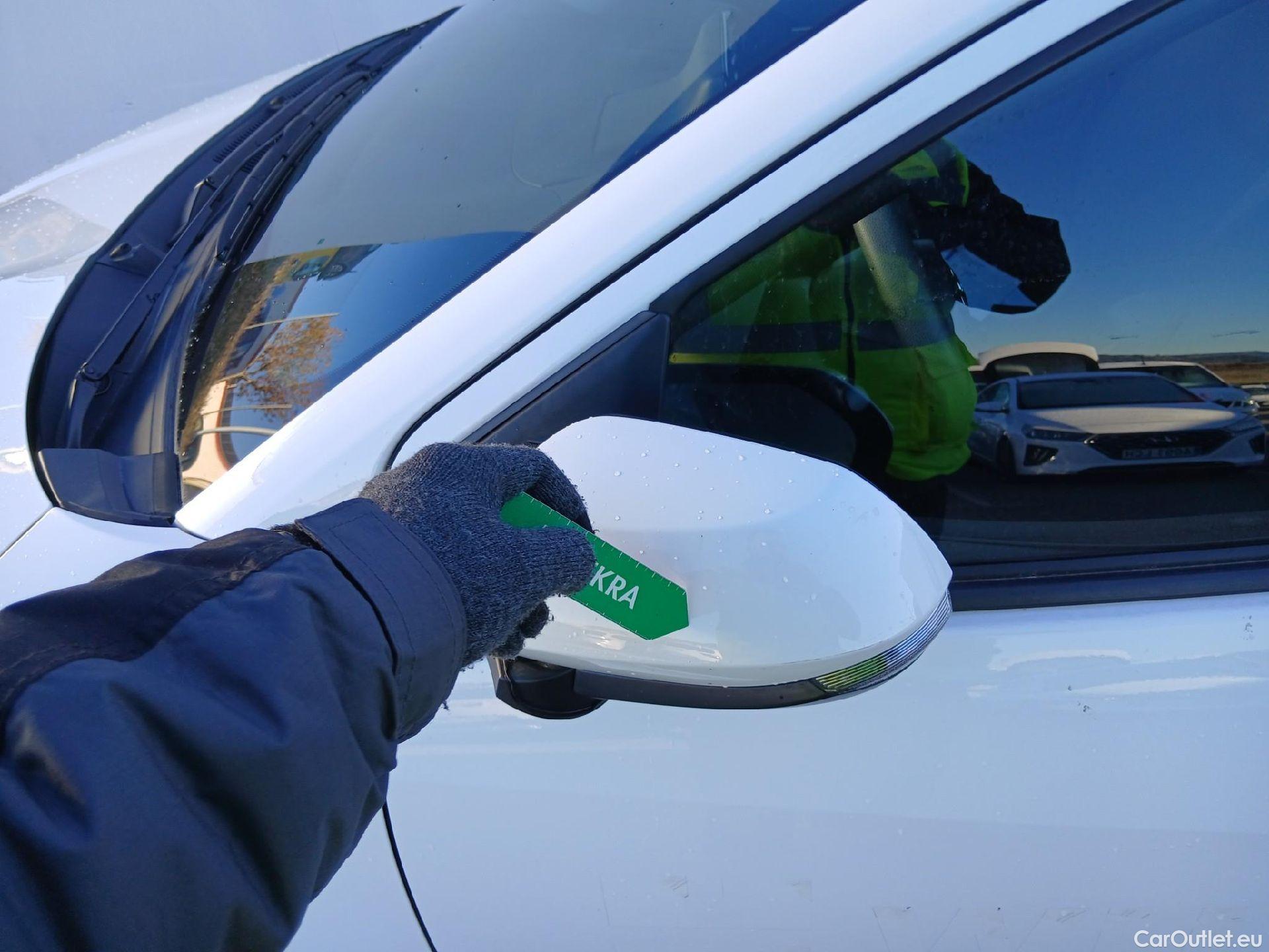  Toyota  Yaris TOYOTA  / 2020 / 5P / berlina con portón 1.5 120H Business Plus #5