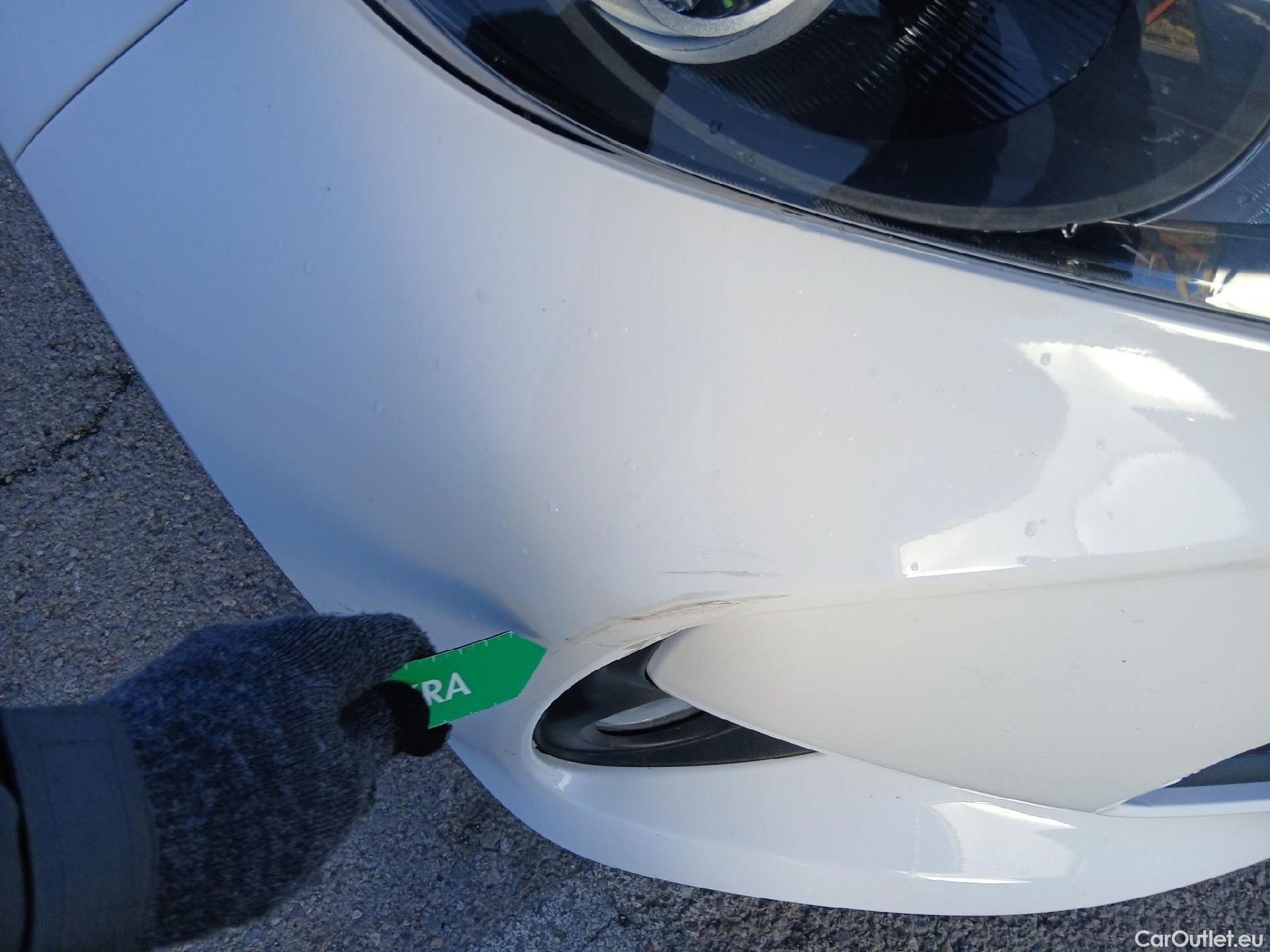  Toyota  Yaris TOYOTA  / 2020 / 5P / berlina con portón 1.5 120H Business Plus #2