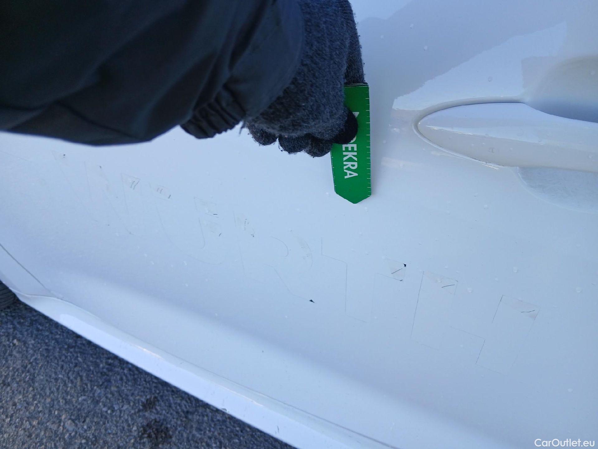  Toyota  Yaris TOYOTA  / 2020 / 5P / berlina con portón 1.5 120H Business Plus #7