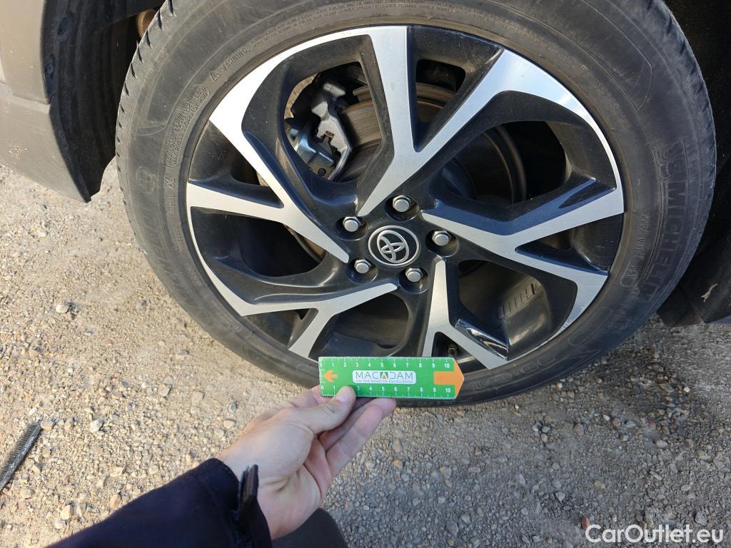  Toyota  C-HR TOYOTA  / 2019 / 5P / todoterreno 2.0 180H Advance #1