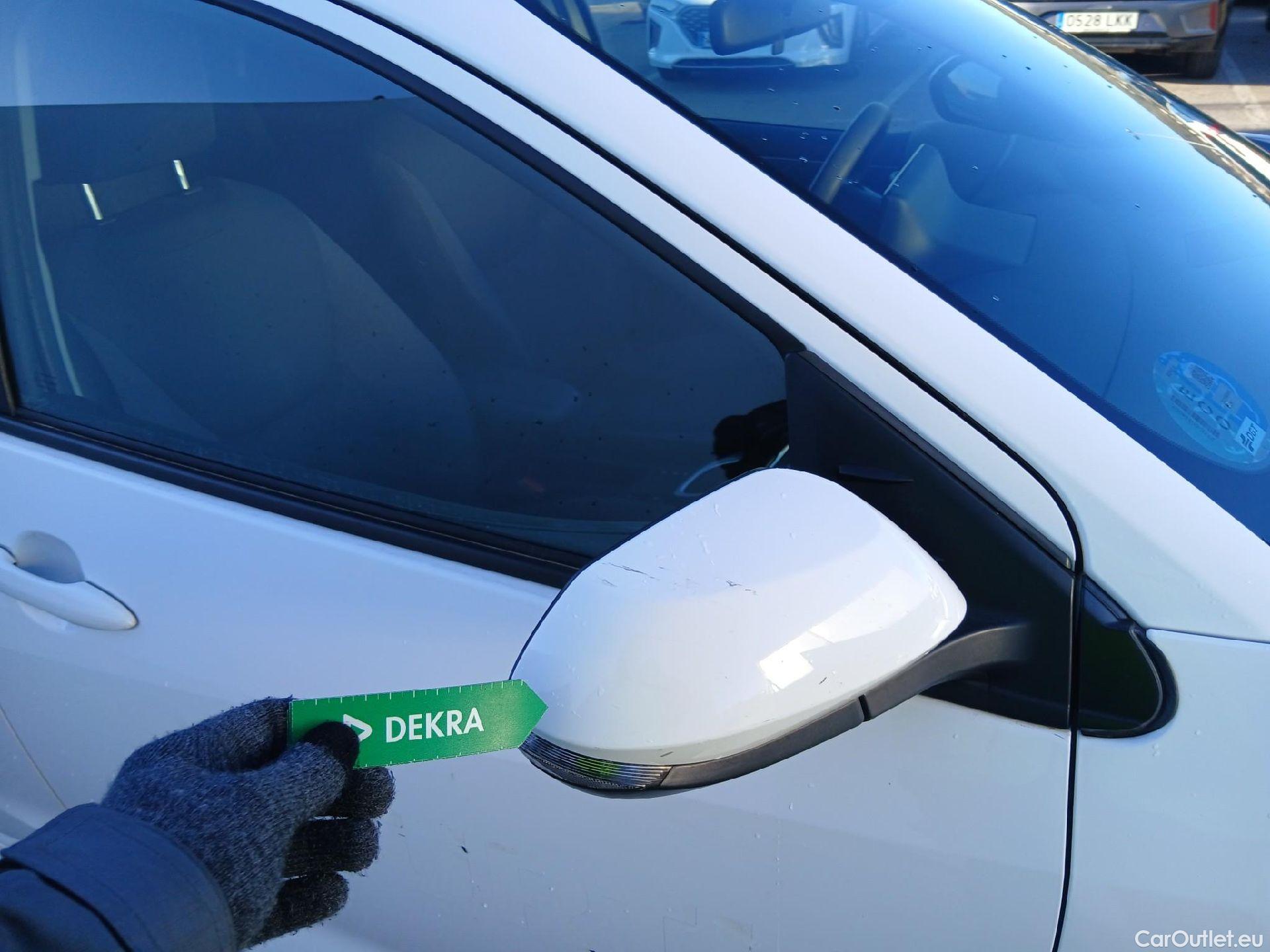  Toyota  Yaris TOYOTA  / 2020 / 5P / berlina con portón 1.5 120H Business Plus #28