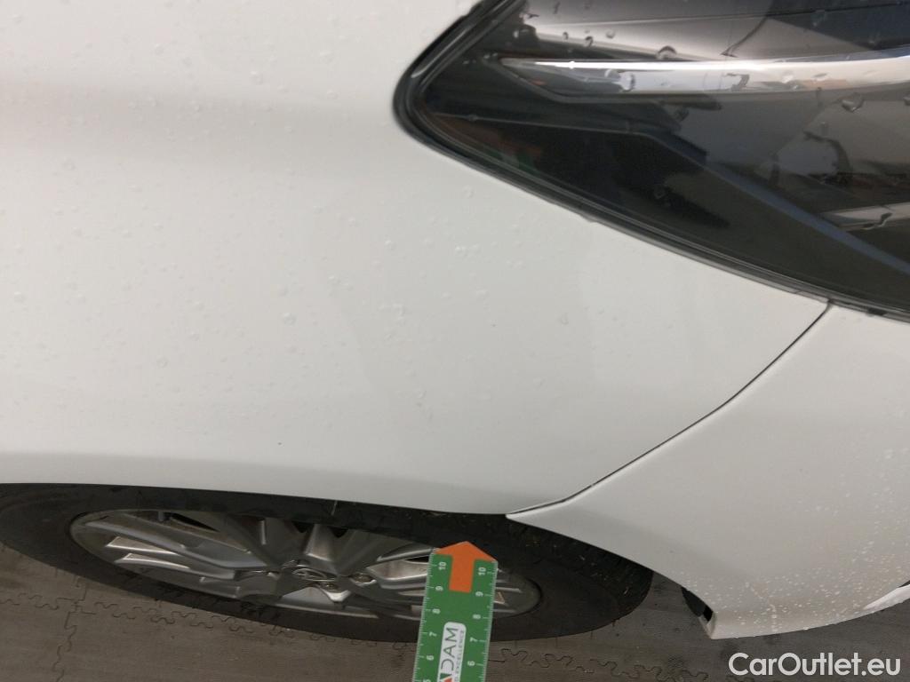  Toyota  Yaris TOYOTA  / 2017 / 5P / berlina con portón 1.5 100H Active #4