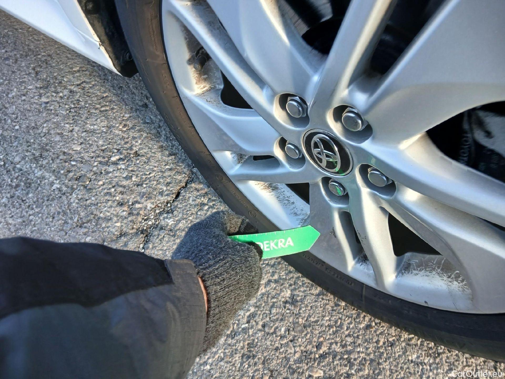  Toyota  Yaris TOYOTA  / 2020 / 5P / berlina con portón 1.5 120H Business Plus #30