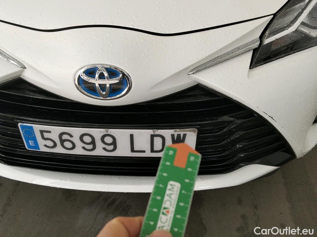  Toyota  Yaris TOYOTA  / 2017 / 5P / berlina con portón 1.5 100H Active #24
