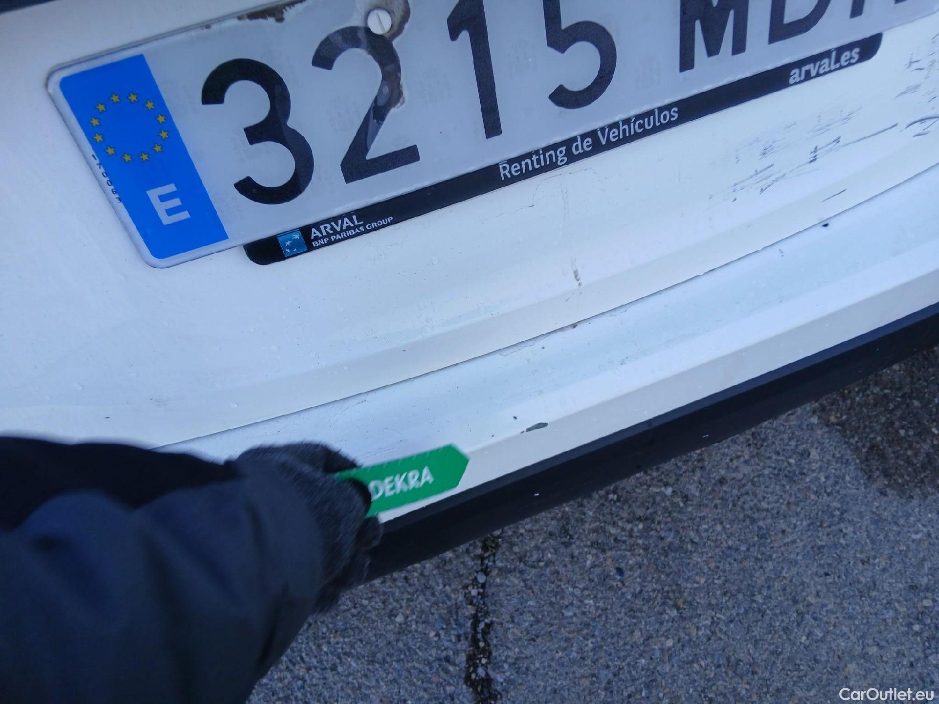  Toyota  Yaris TOYOTA  / 2020 / 5P / berlina con portón 1.5 120H Business Plus #15