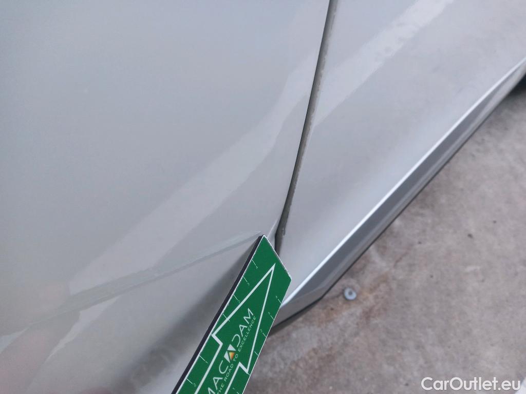  Peugeot  2008 PEUGEOT  / 2019 / 5P / todoterreno Allure Pack Puretech 130 S&S EAT8 (AC) #29