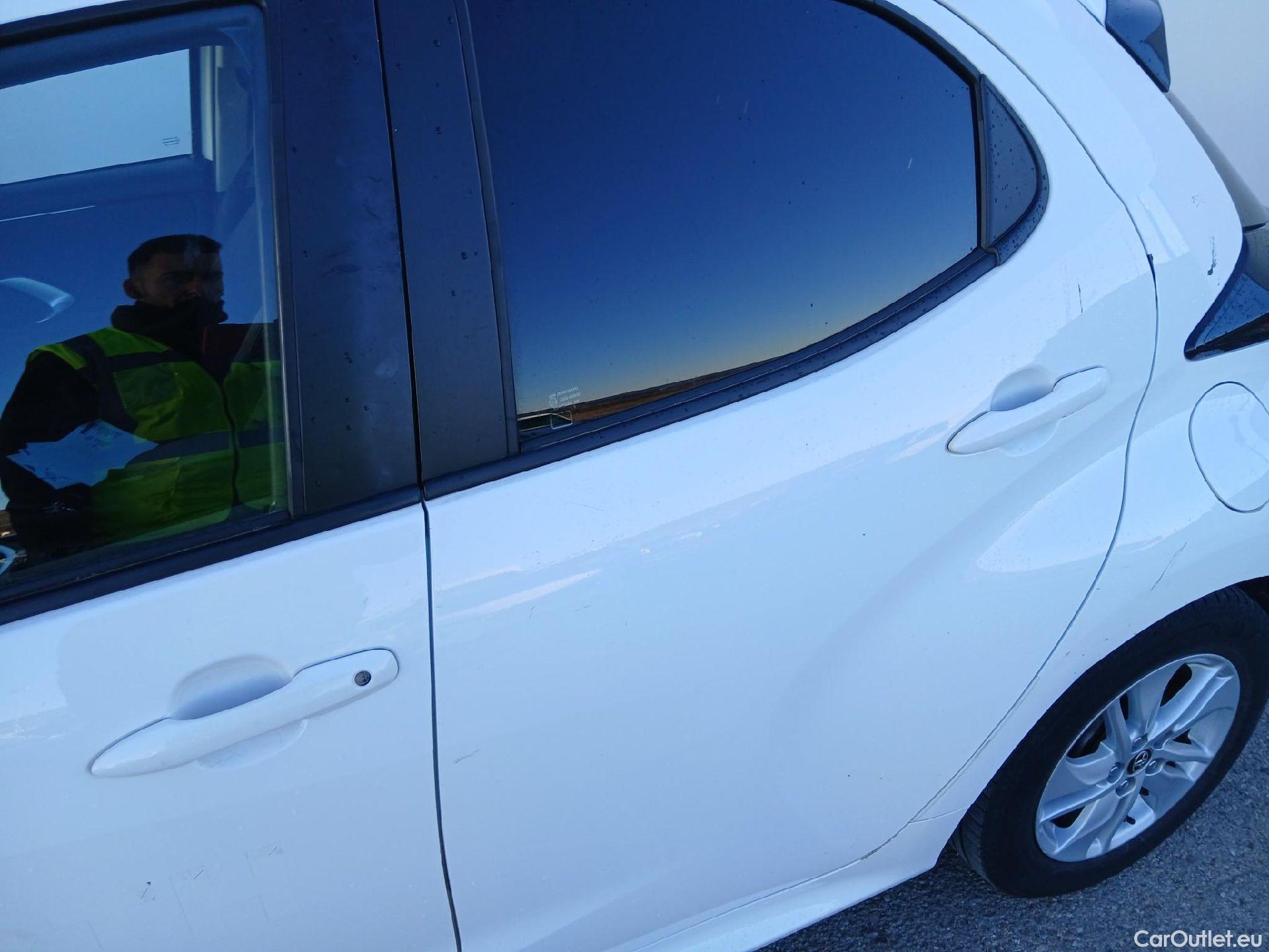  Toyota  Yaris TOYOTA  / 2020 / 5P / berlina con portón 1.5 120H Business Plus #12