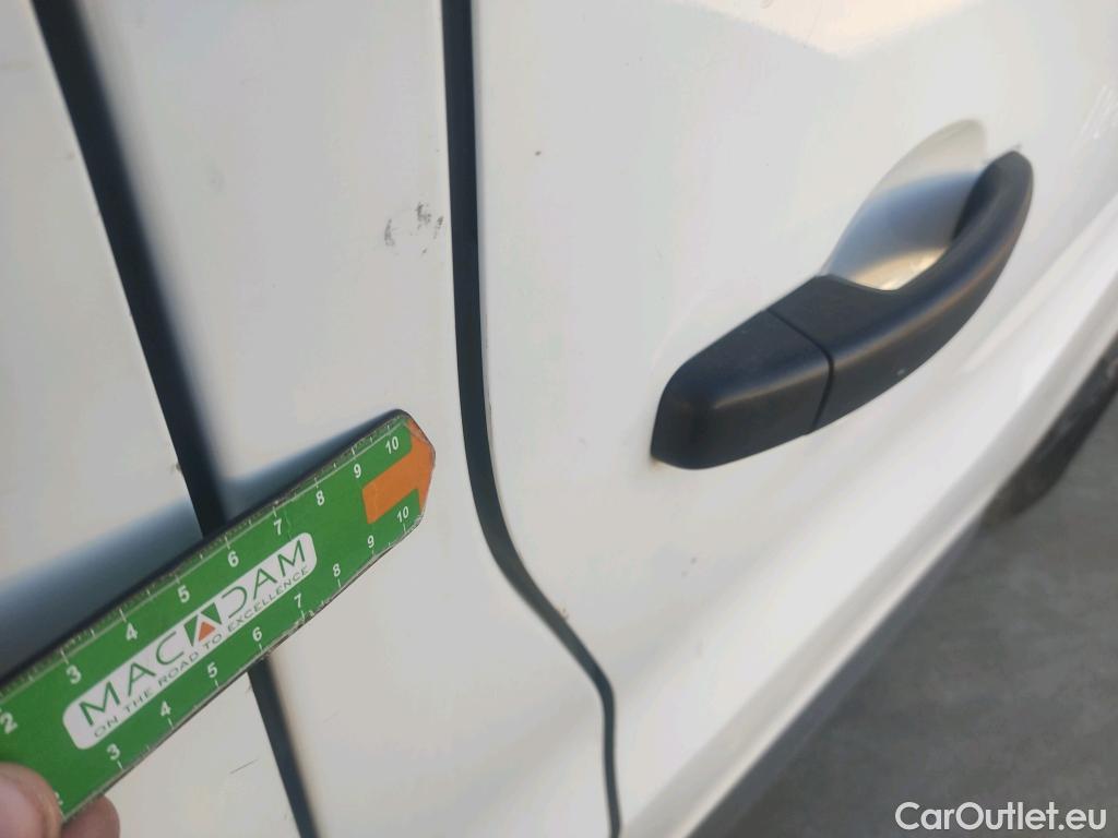  Renault  Trafic RENAULT  / 2019 / 4P / furgón Furgón 27 L1H1 Energy BluedCi 70 kW #36