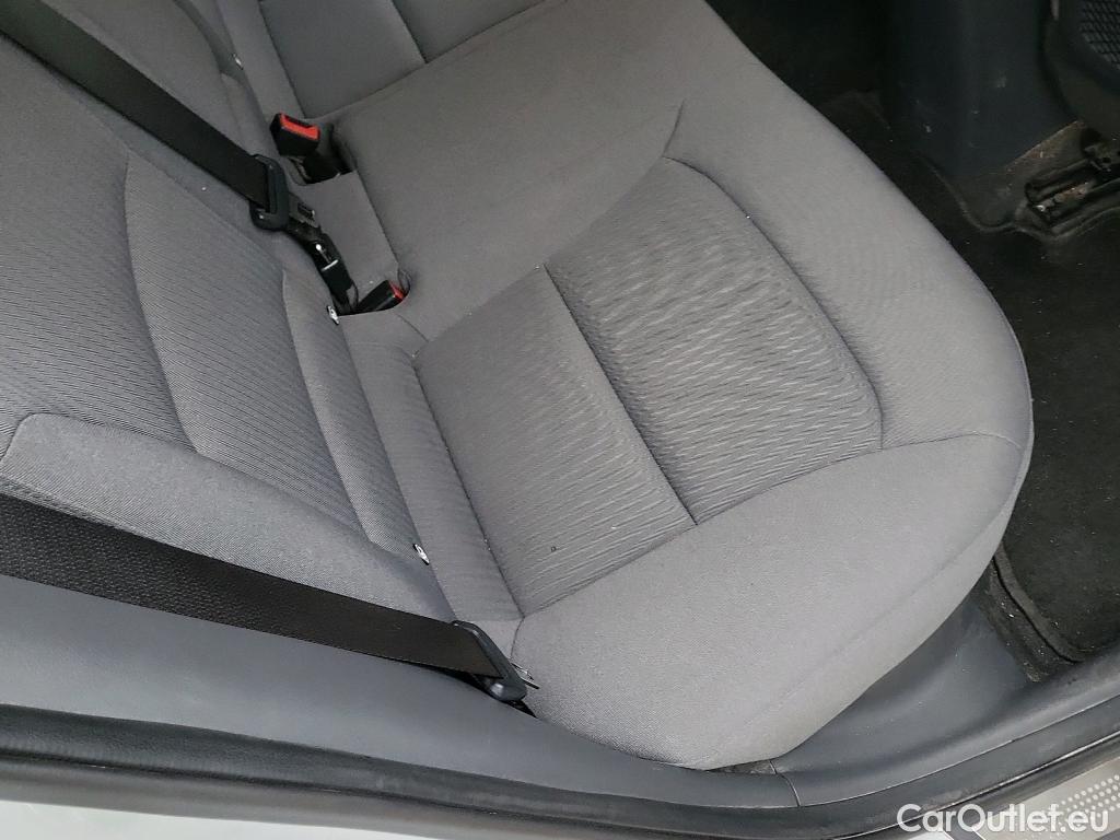  Hyundai   Ioniq HYUNDAI / 2019 / 5P / berlina con portón 1.6 GDI HEV Tecno DCT #3