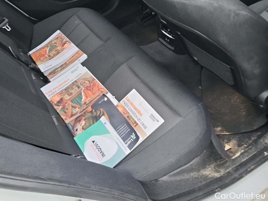  Bmw  Serie 3 BMW  / 2018 / 4P / sedán 318d Auto. #12