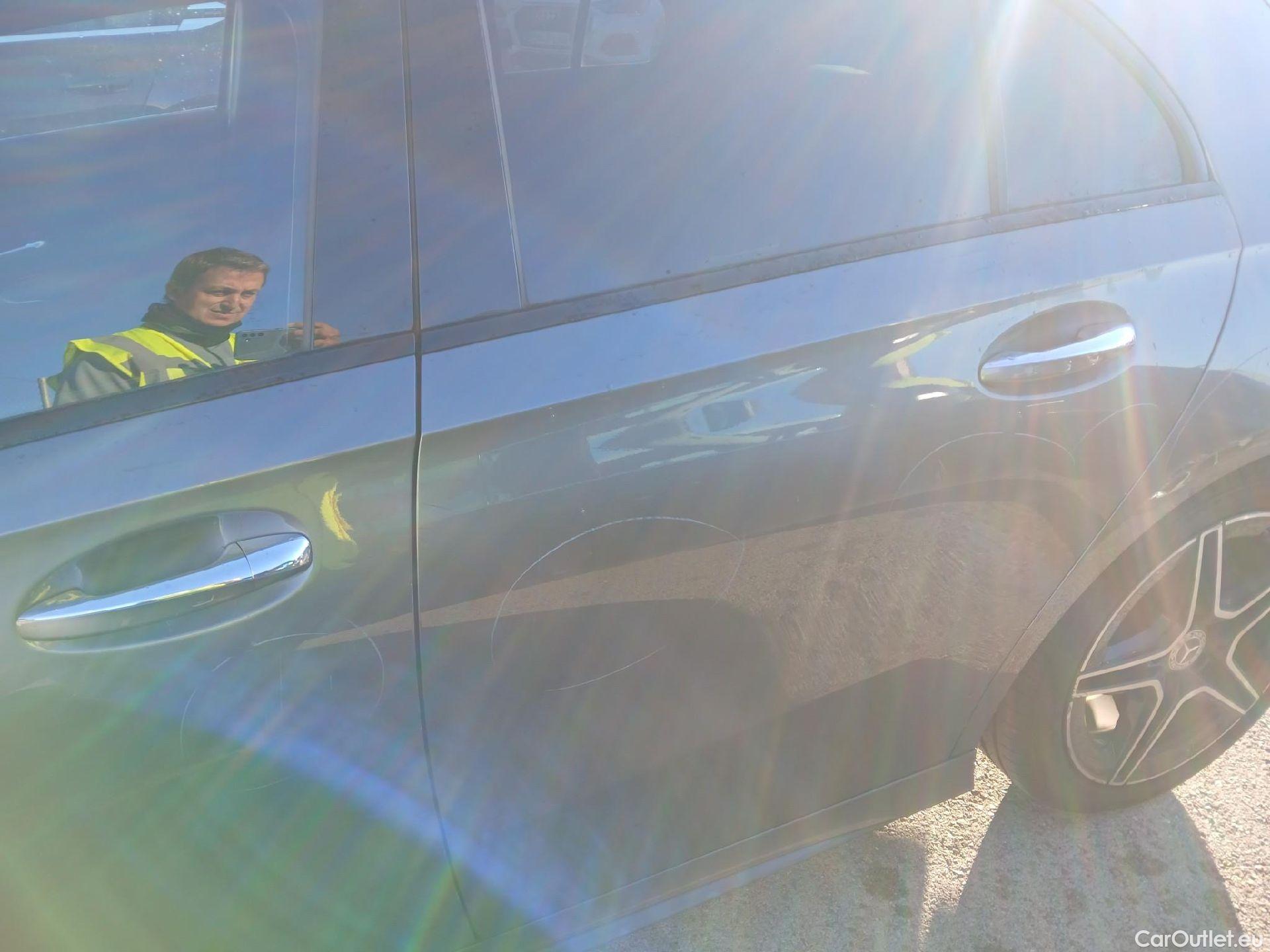  Mercedes  A-Klasse MERCEDES-BENZ Clase A / 2018 / 5P / berlina con portón A 180 #24