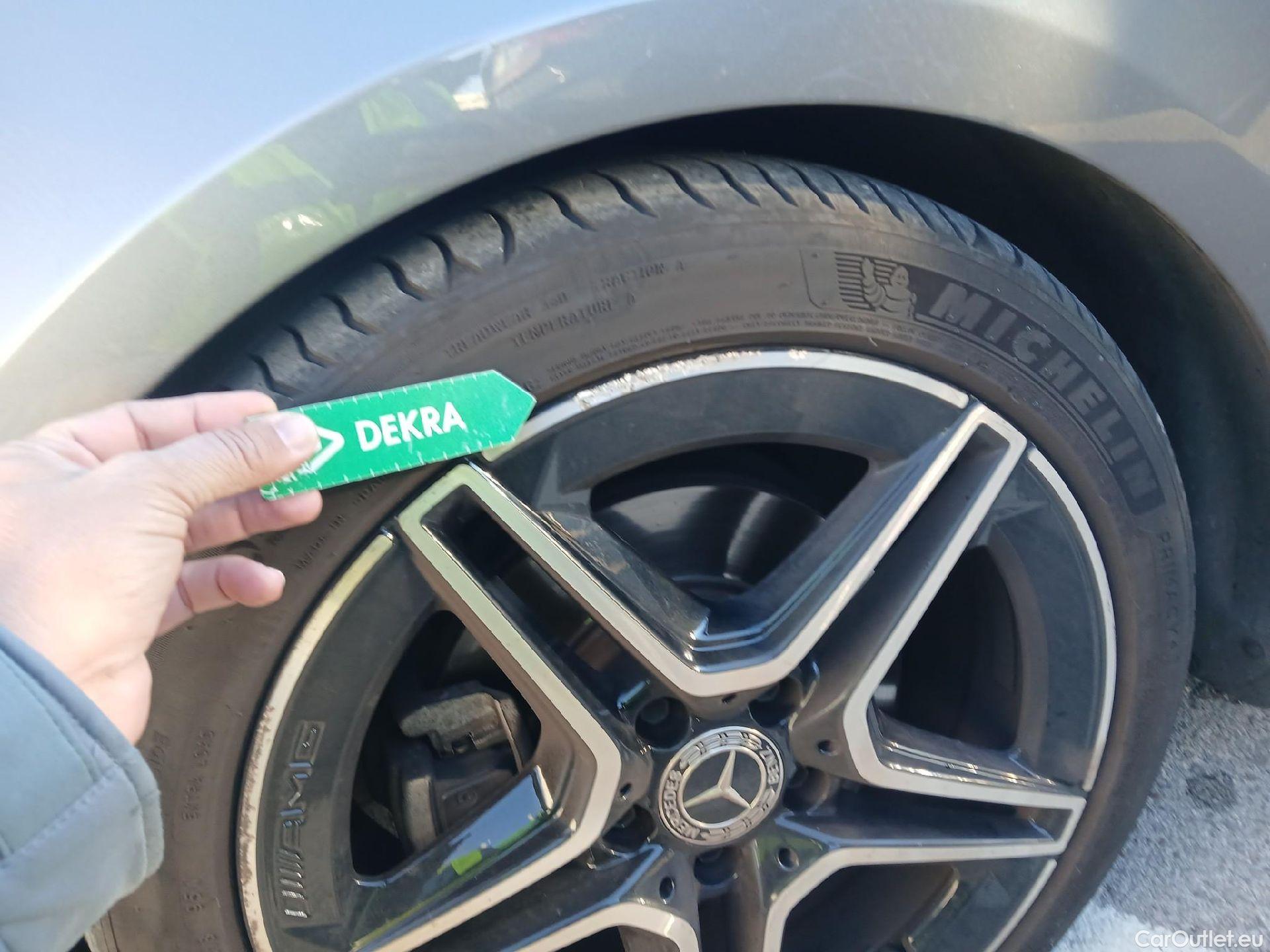  Mercedes  A-Klasse MERCEDES-BENZ Clase A / 2018 / 5P / berlina con portón A 180 #4