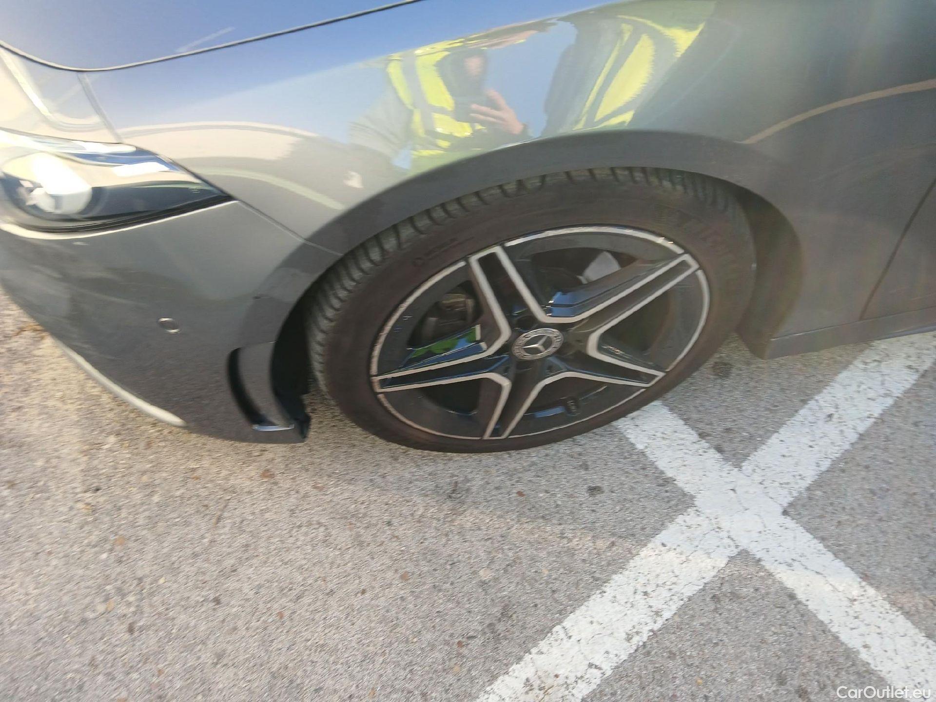  Mercedes  A-Klasse MERCEDES-BENZ Clase A / 2018 / 5P / berlina con portón A 180 #5