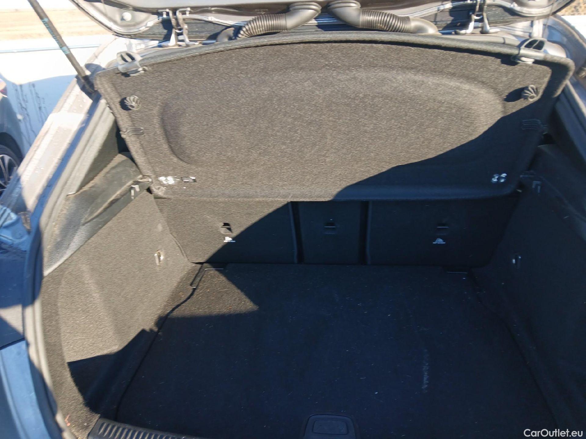  Mercedes  A-Klasse MERCEDES-BENZ Clase A / 2018 / 5P / berlina con portón A 180 #2