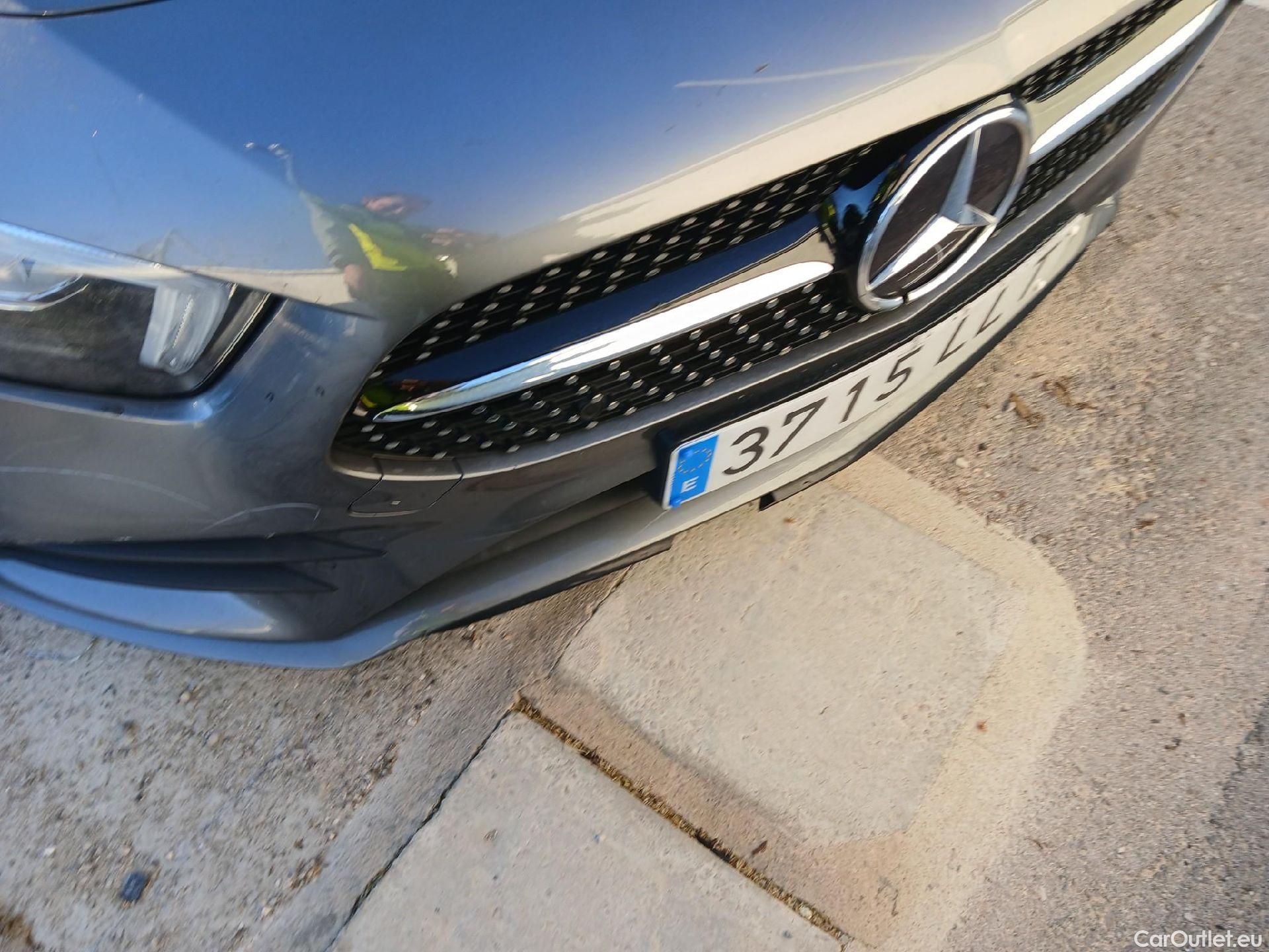  Mercedes  A-Klasse MERCEDES-BENZ Clase A / 2018 / 5P / berlina con portón A 180 #17