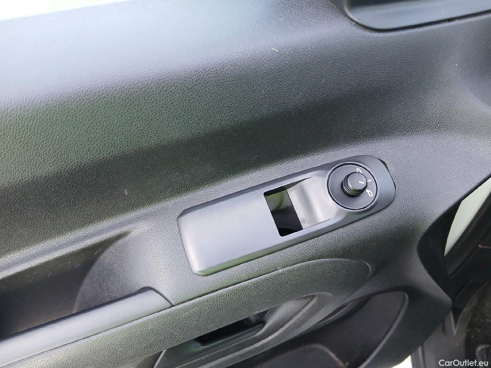  Citroen  Berlingo CITROEN  / 2018 / 4P / combi Talla M BlueHDi 100 LIVE (AC) #37