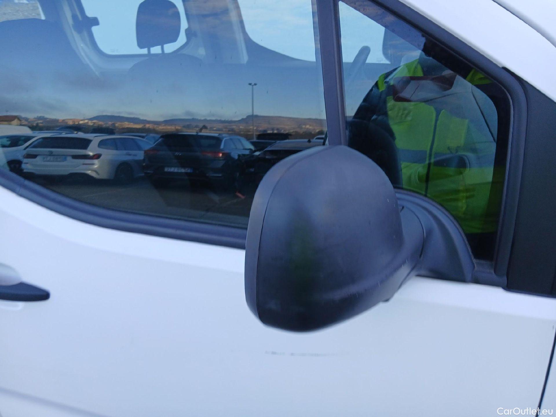  Citroen  Berlingo CITROEN  / 2018 / 4P / combi Talla M BlueHDi 100 LIVE (AC) #21