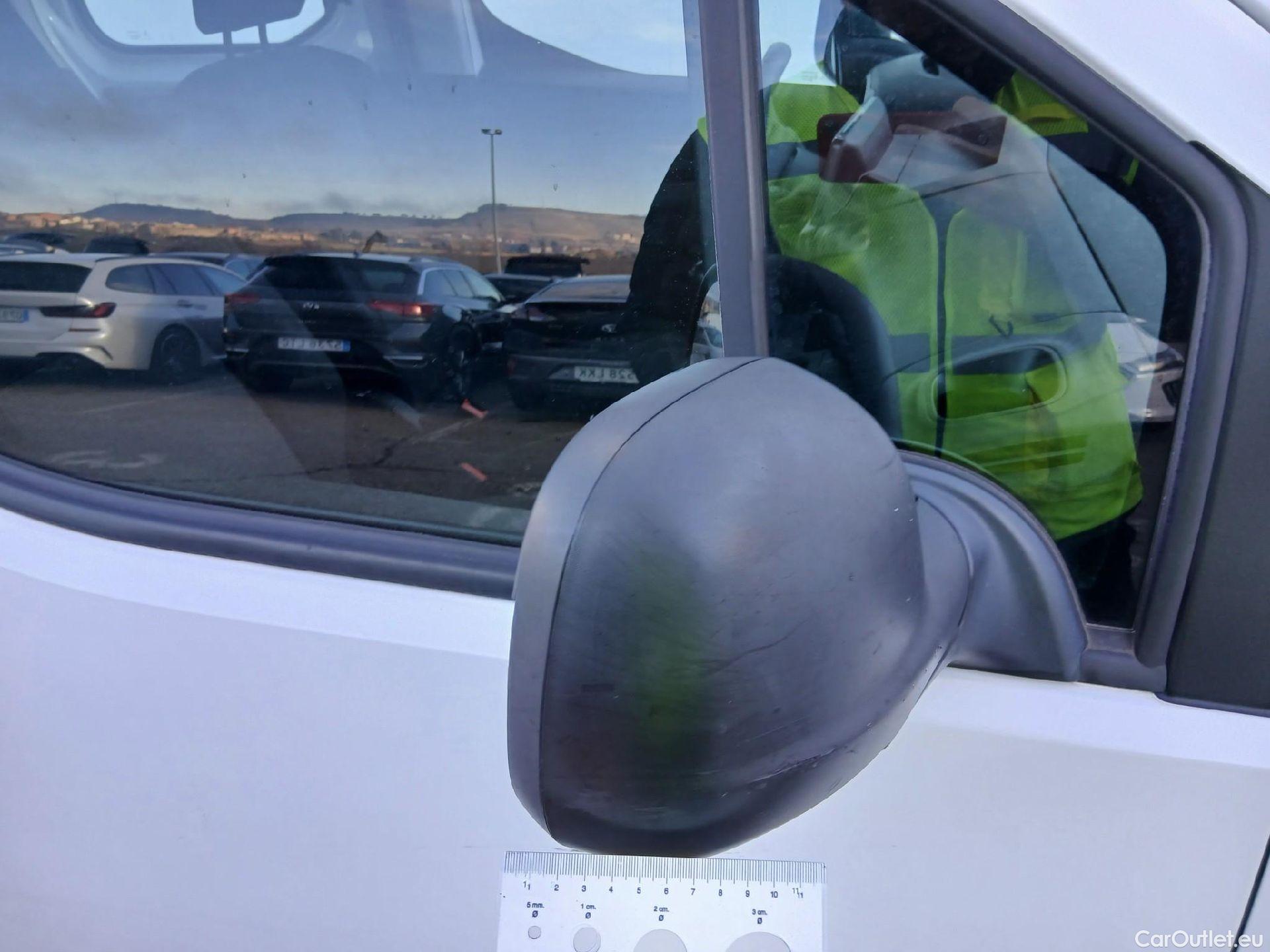  Citroen  Berlingo CITROEN  / 2018 / 4P / combi Talla M BlueHDi 100 LIVE (AC) #22