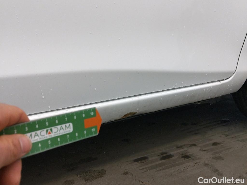  Toyota  Yaris TOYOTA  / 2017 / 5P / berlina con portón 1.5 100H Active #2