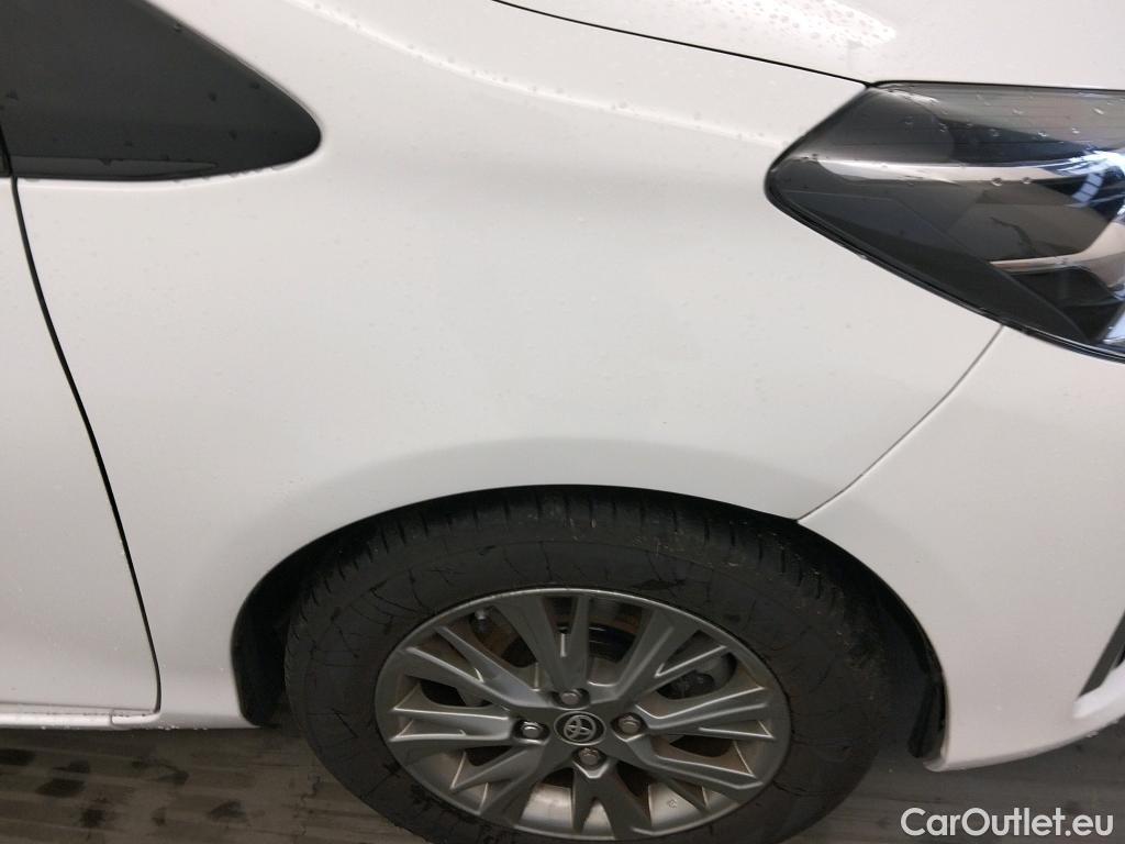  Toyota  Yaris TOYOTA  / 2017 / 5P / berlina con portón 1.5 100H Active #3