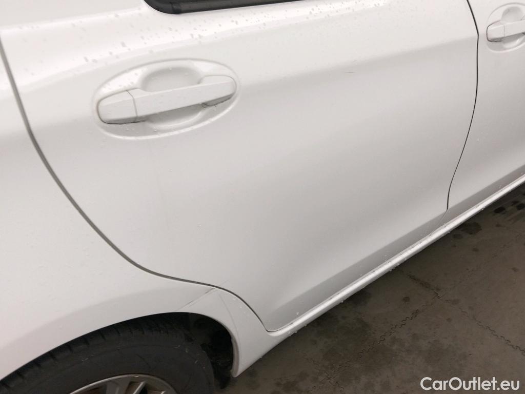  Toyota  Yaris TOYOTA  / 2017 / 5P / berlina con portón 1.5 100H Active #19