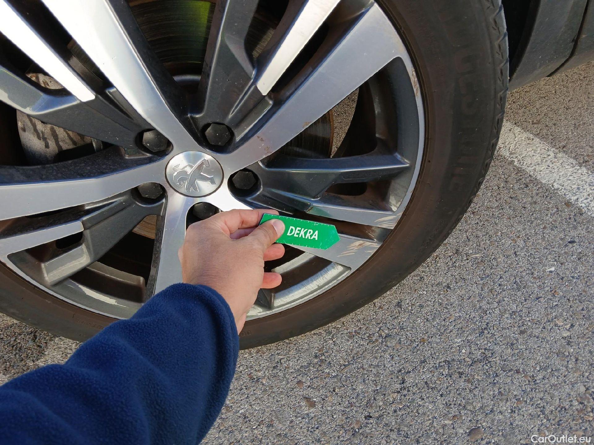  Peugeot  3008 PEUGEOT  Hybrid / 2020 / 5P / todoterreno 225 e-EAT8 Allure (AC2) #4